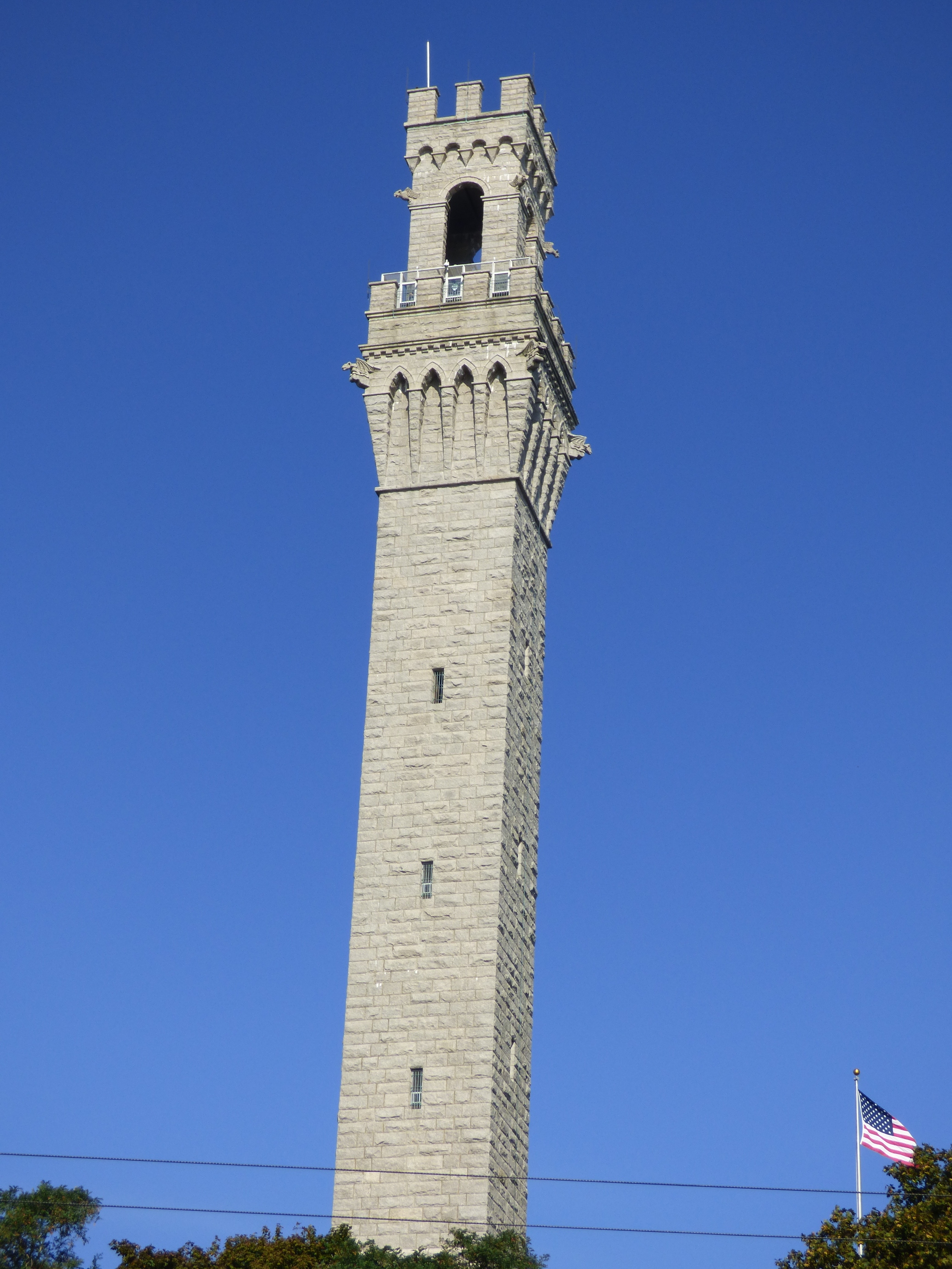 A 77 méter magas gránit emlékmű alkotója a sienai Torre del Magnia tornyot ‘utánozta‘.