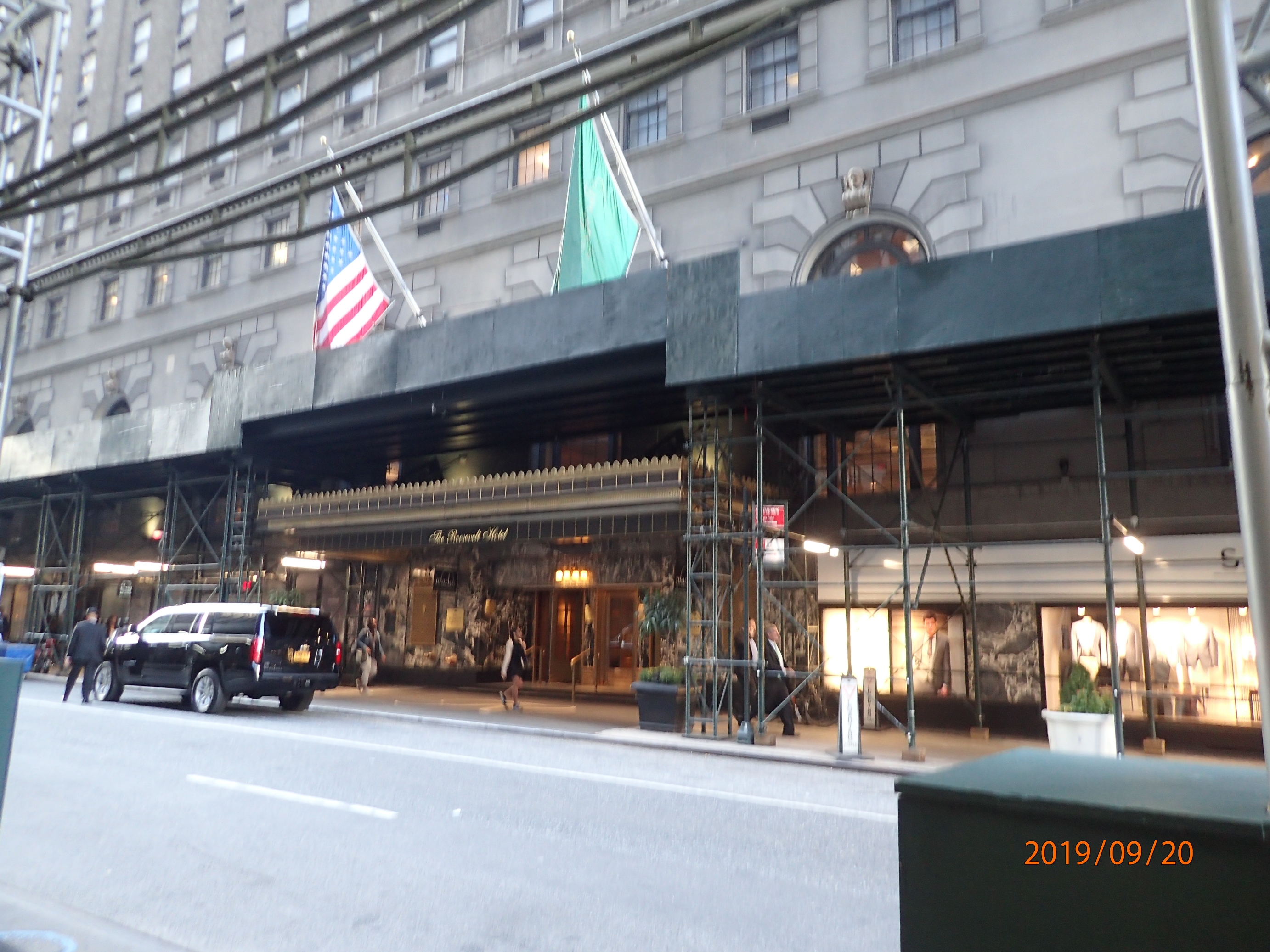 A  „Madison sugárút dámájaként“ ismert The Roosevelt Hotel a jazz korszakában nyitotta meg kapuit. Kívülről kicsit ütött kopott, de remek helyen van, 1 percre az 5. sugárúttól.