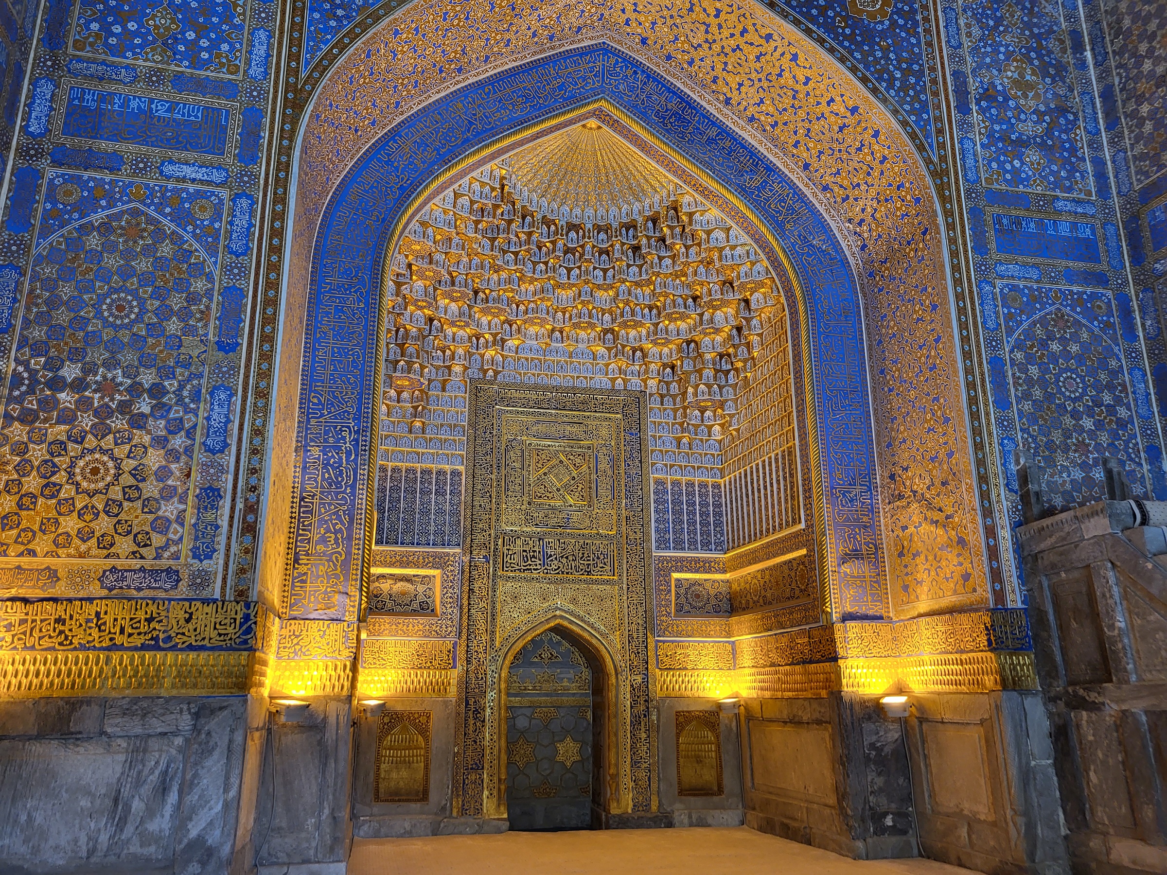 A mecset belső díszítése.