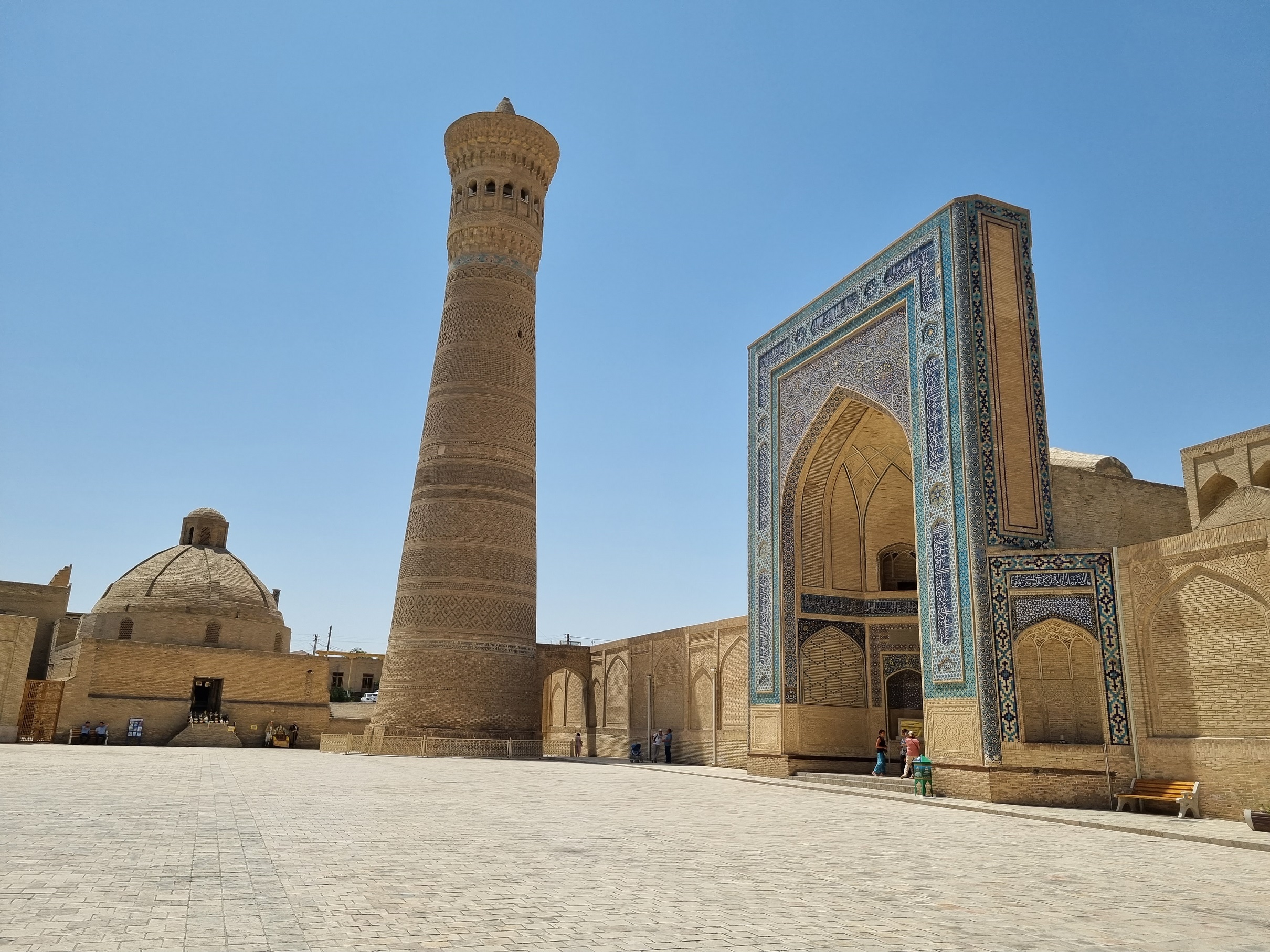 A mecset homlokzata a minarettel. 