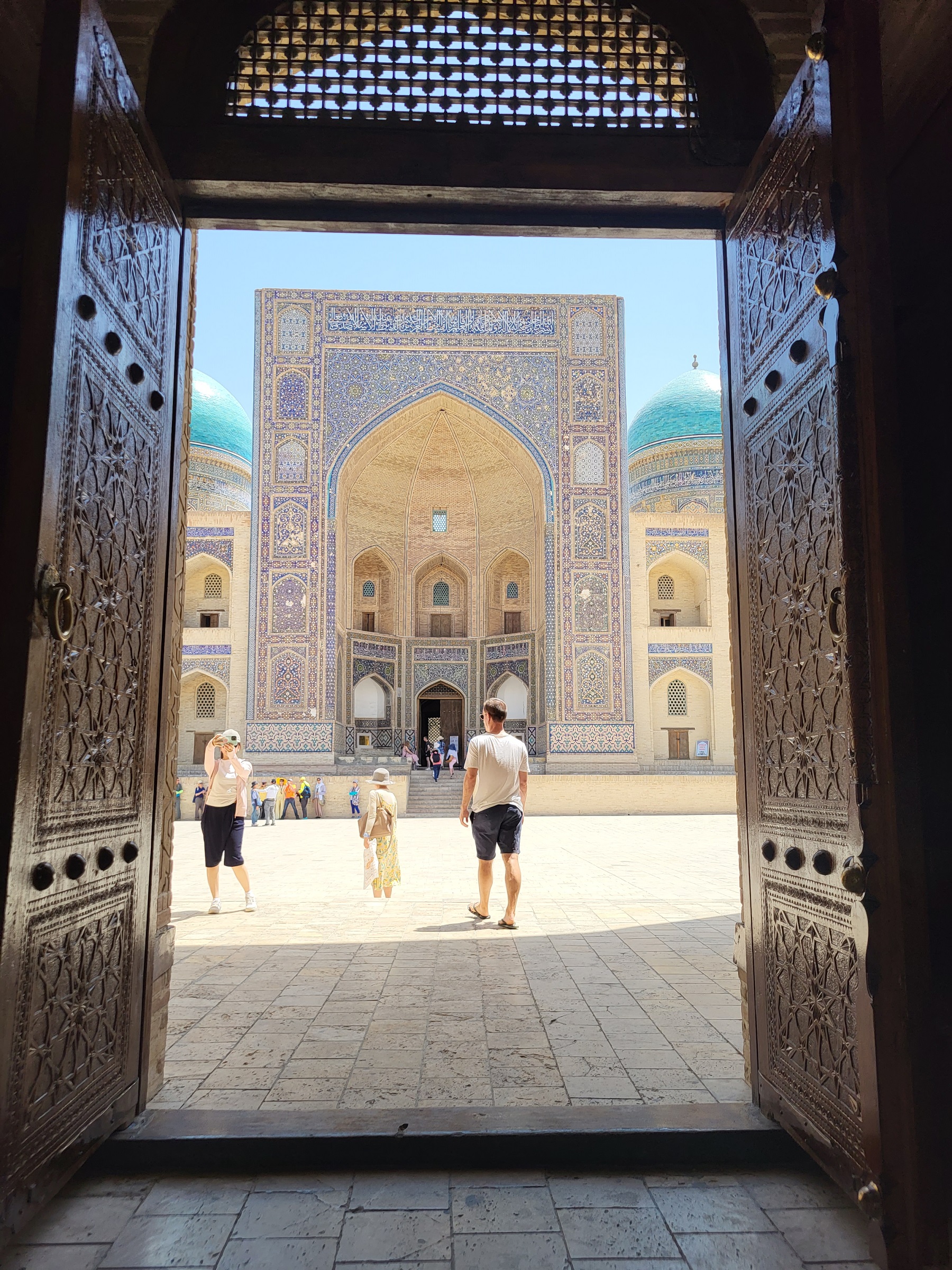Fantasztikus látvány a mecset ajtajából a Miri Arab medreszére.
