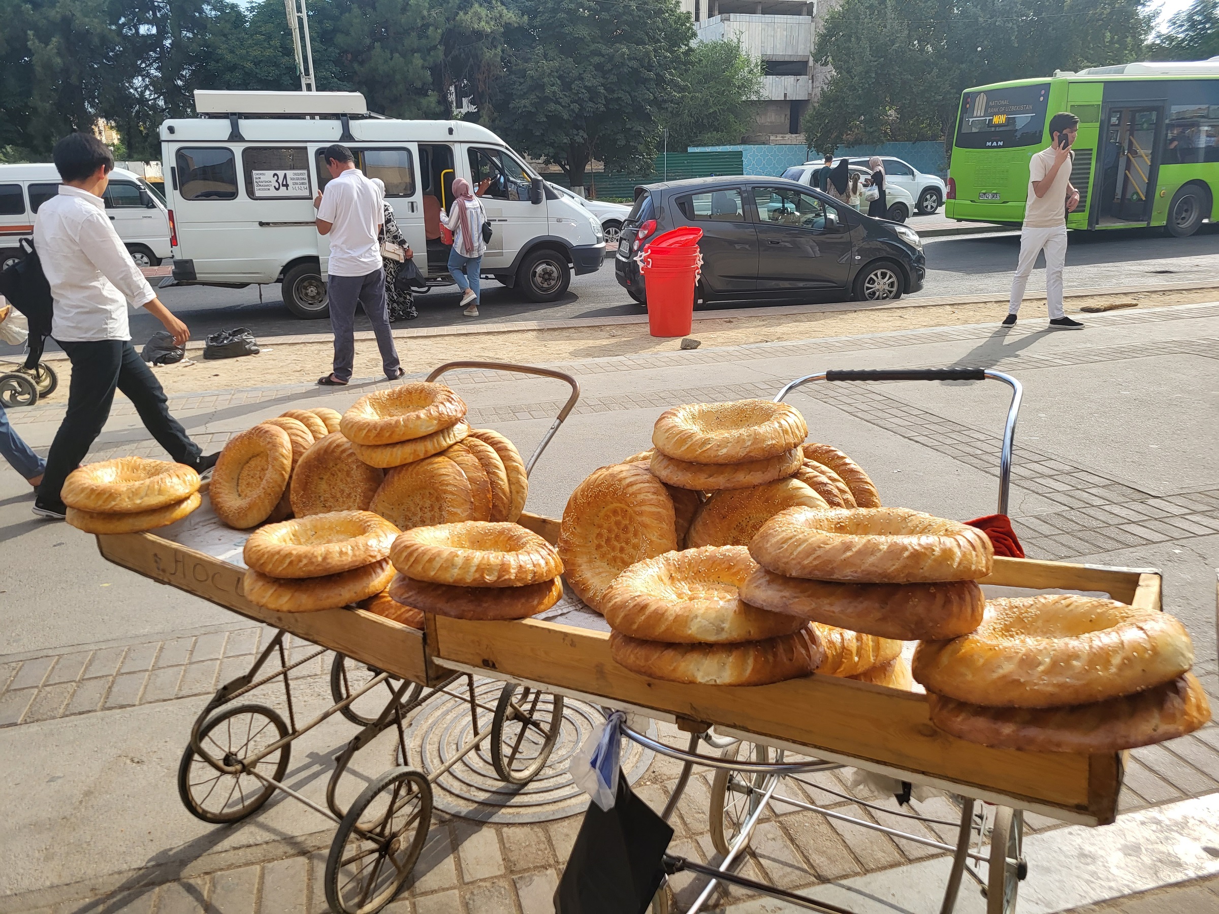 A híres kerek friss, ropogós üzbég kenyér.