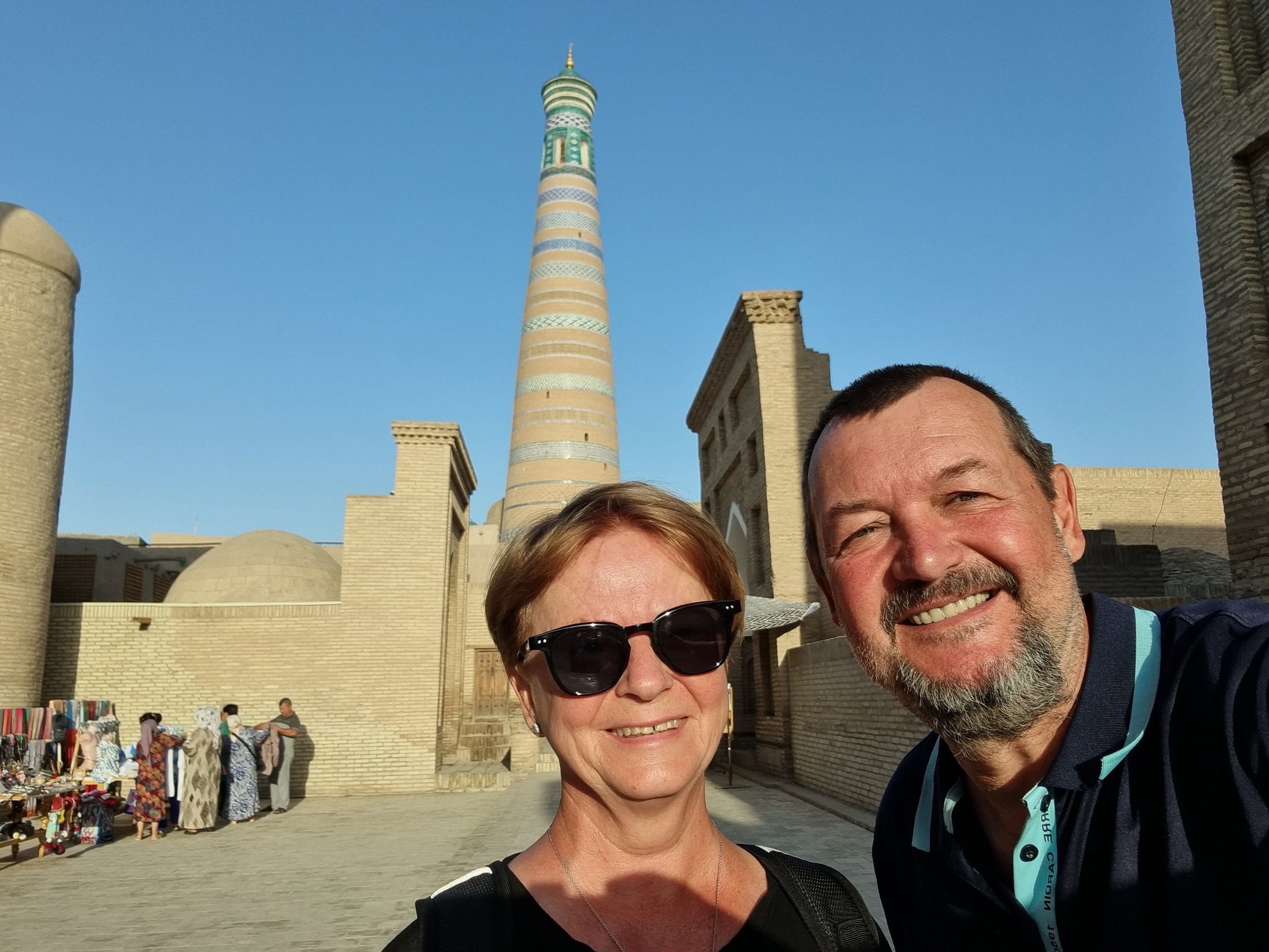A mecset mellett áll a minaret. Itt még vidámkodunk, de miután felmásztunk a minaret tetejére már arcunkra fagyott a mosoly.  