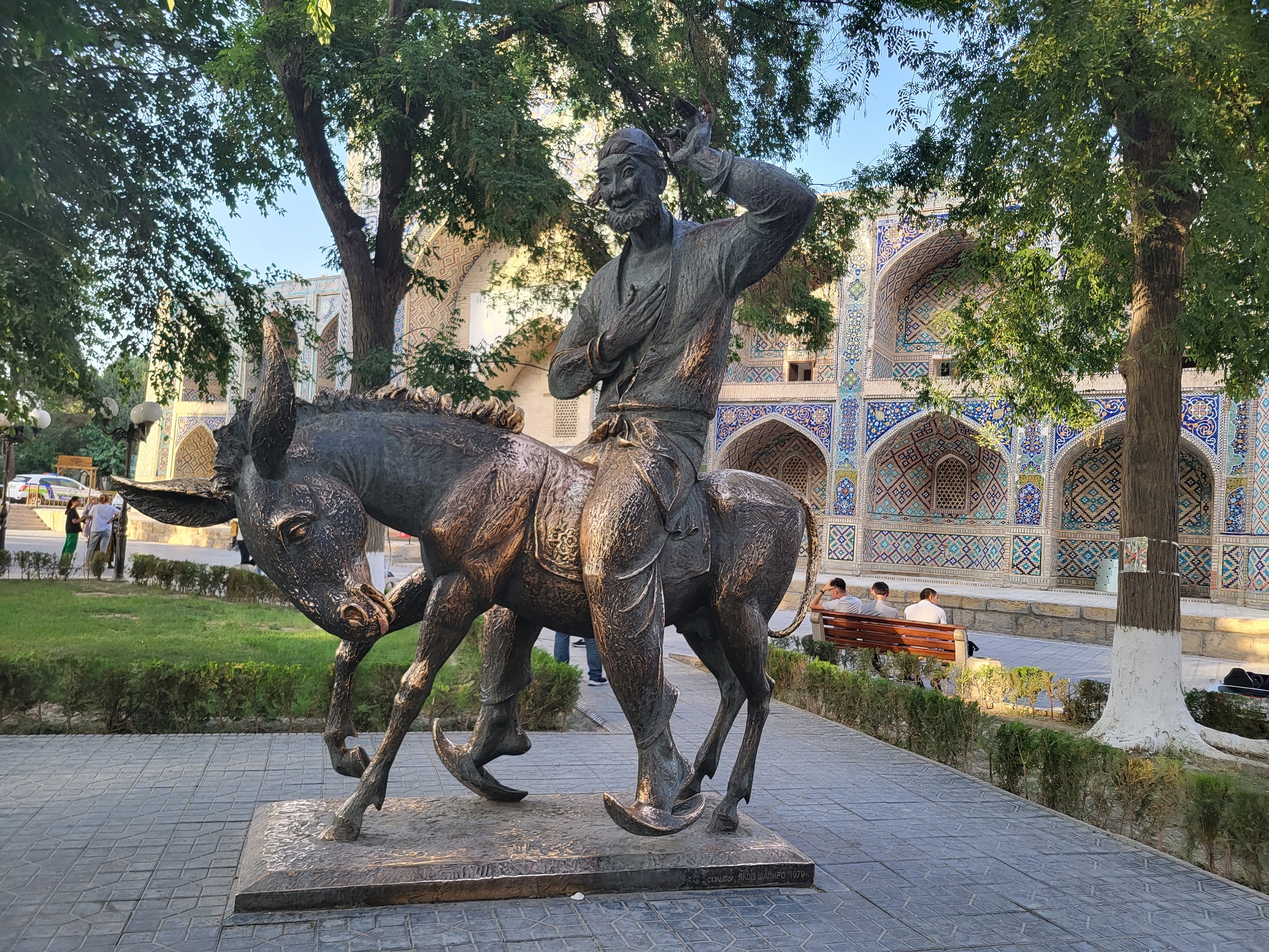 A híres mesemondó, Nasszredin hodzsa szobra a medresze előtt.