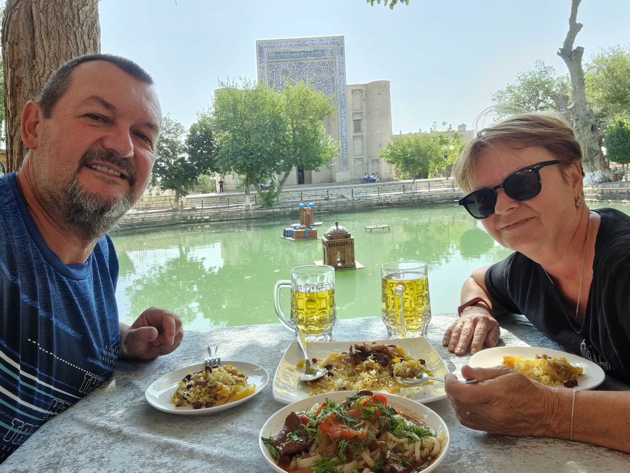 Ebéd a tó partján. Hagyományos buharai ételek (rizseshús - Plov és gulyásszerű a Lagman).