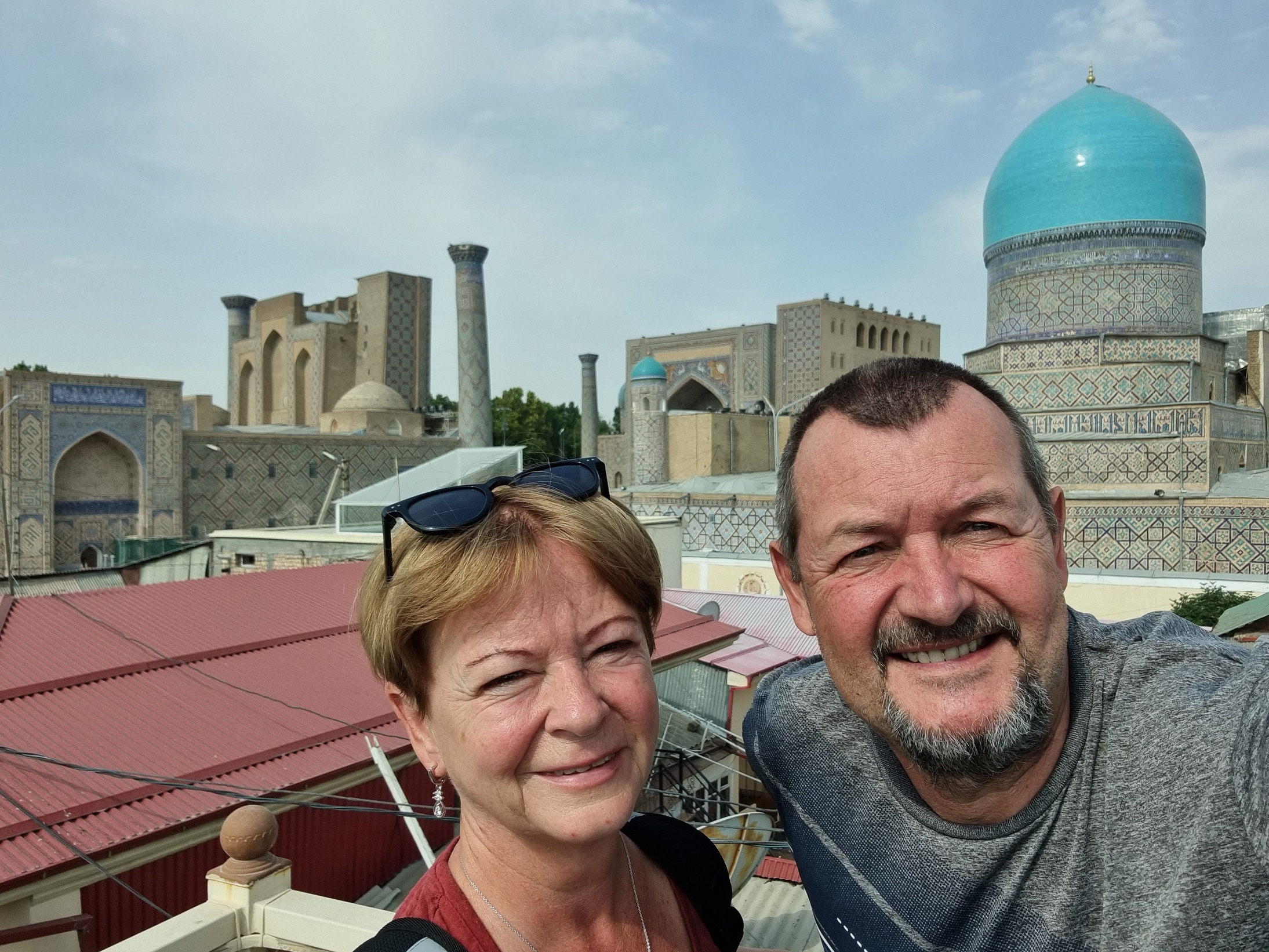 Kilátás a tetőről a Registan térre nappal.