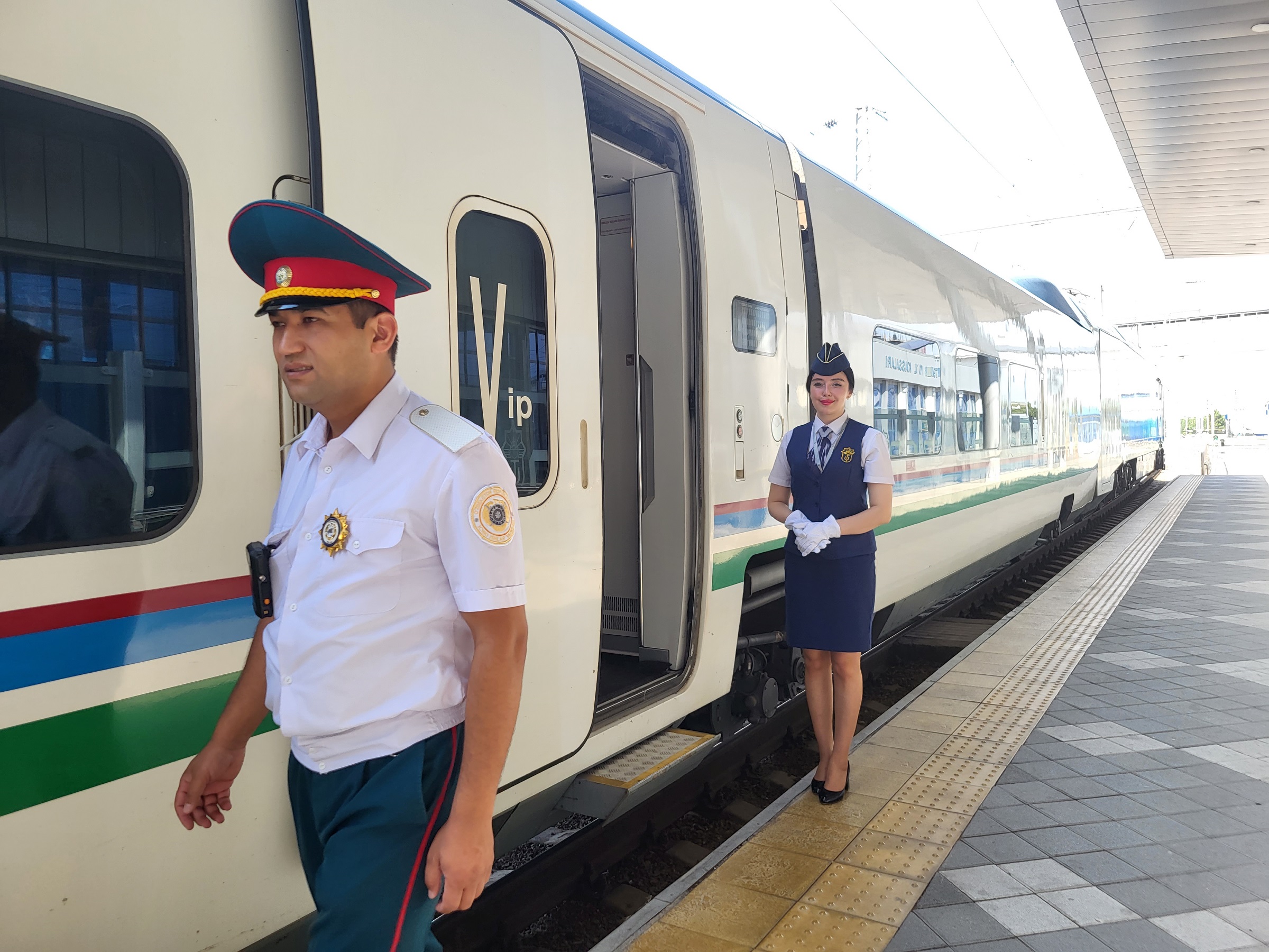 Csinos vonatkísérő hölgy és kollégája segíti a beszállást.