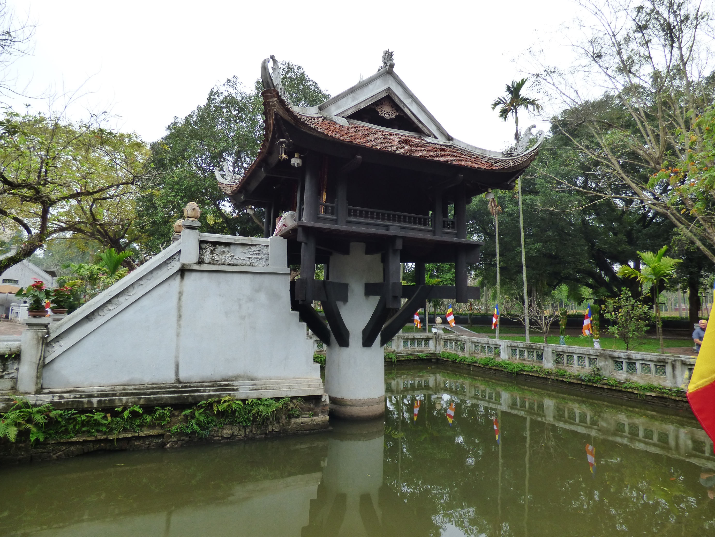 Az Egylábú pagoda, melyet egyetlen lótuszvirág szárához hasonlító betonoszlop támaszt alá.