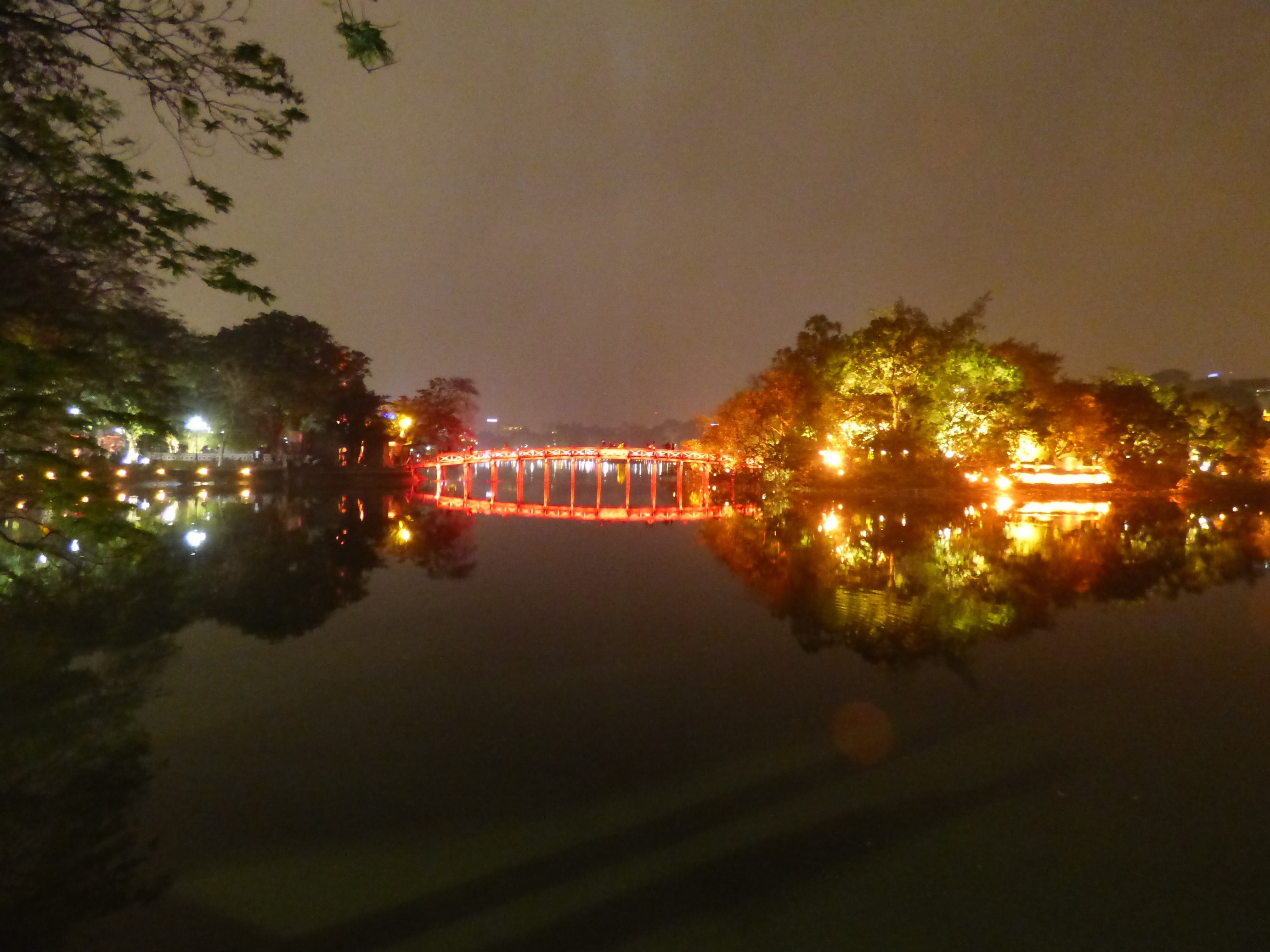 A vörös híd csodálatos az esti kivilágításban.