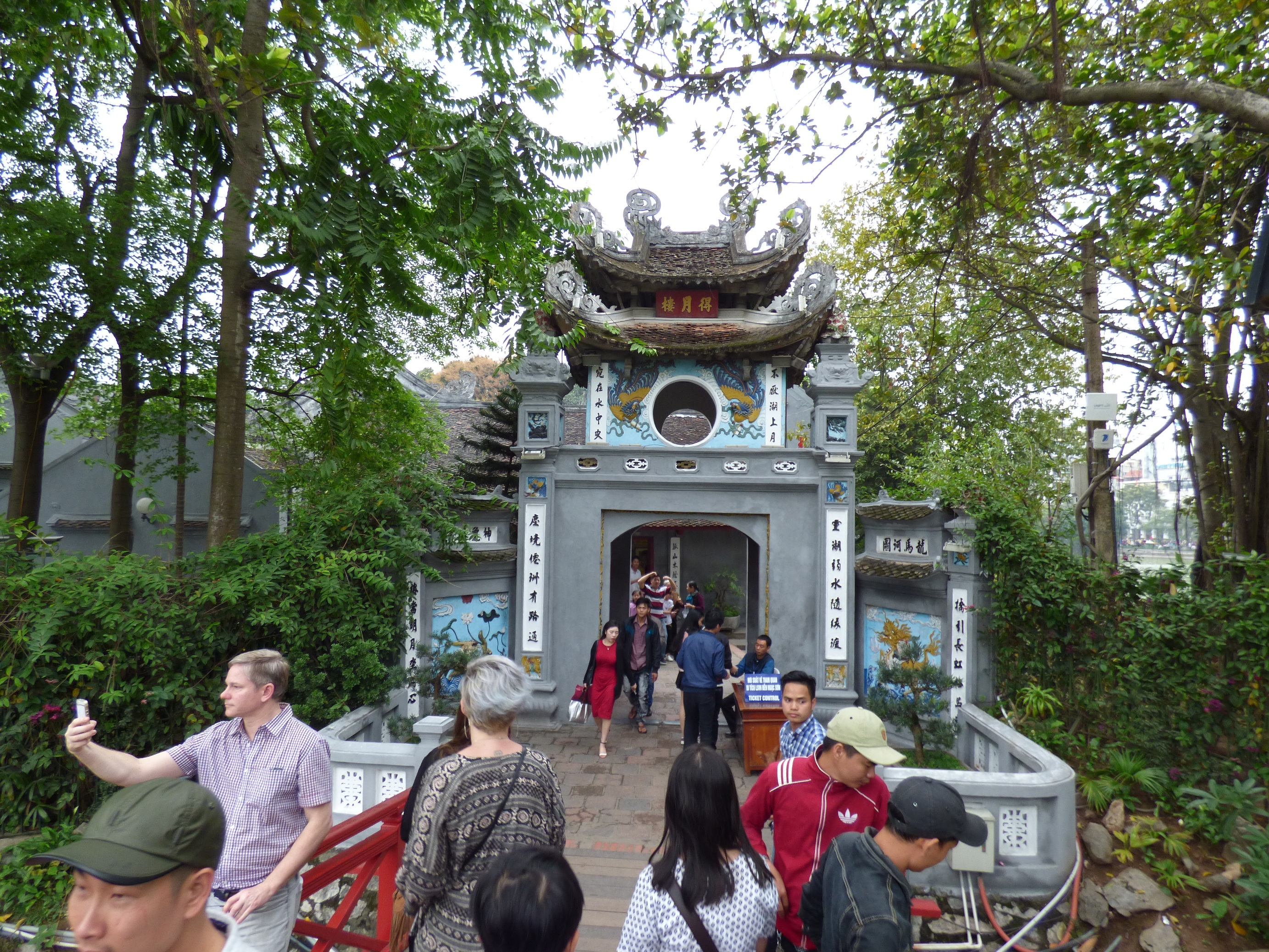 Bejárat a Jade Kő Templomához, ami a tó legnagyobb szigetén található.