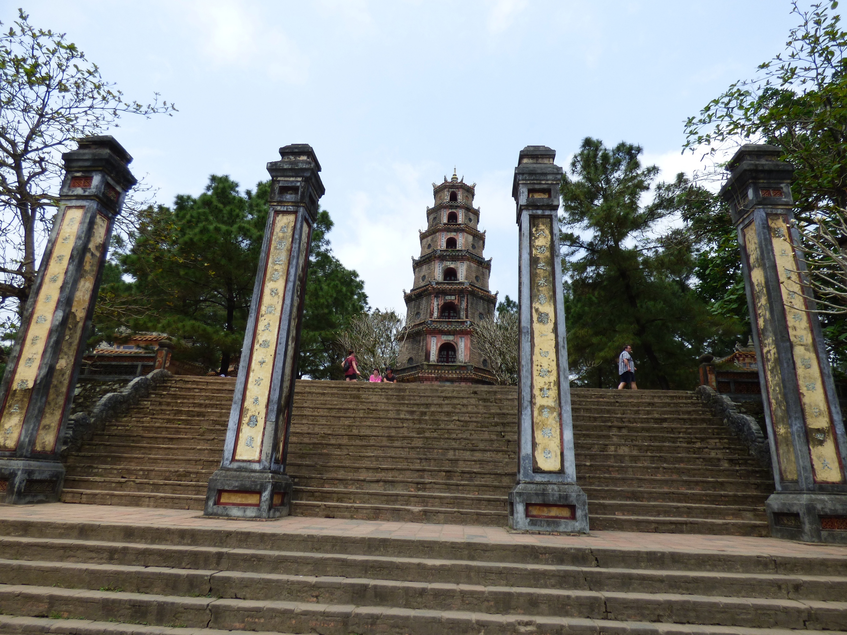 A Thien Mu Pagoda látogatói általában a boldogságért, az egészségért és a sikerért imádkoznak . 