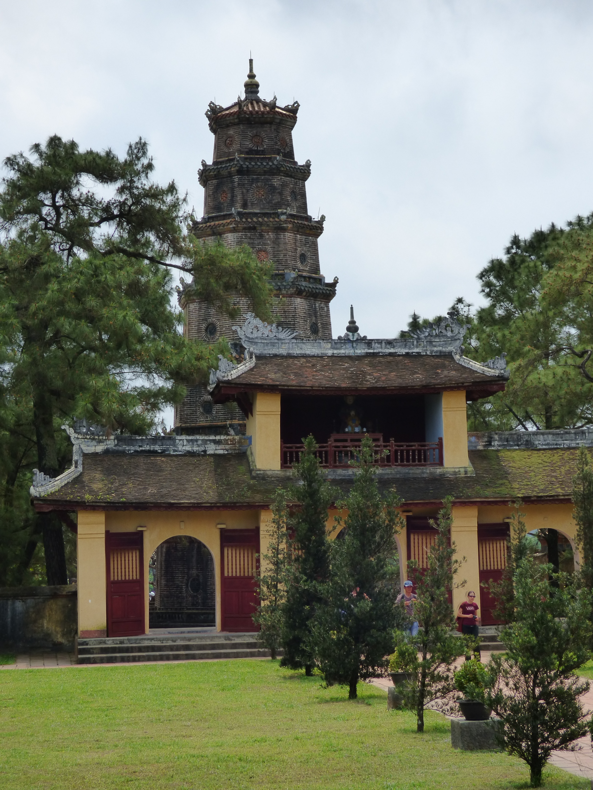 A pagoda mögött több szép épület található.