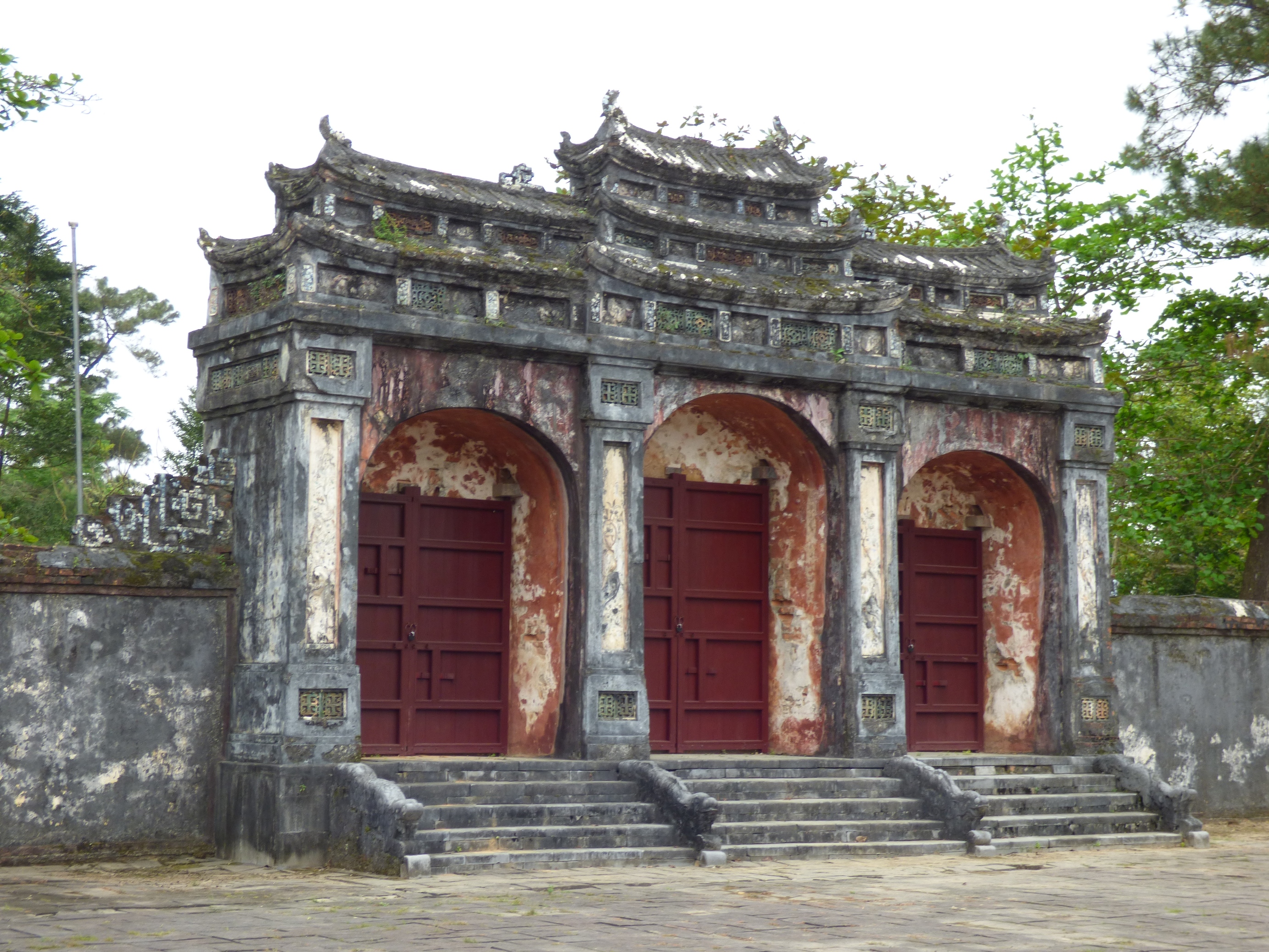 Minh Mang császár sírhelye, amit maga a császár választott ki és kezdte el építtetni 1840-ben.  Nem érte meg az elkészültét, mert 1841-ben meghalt.