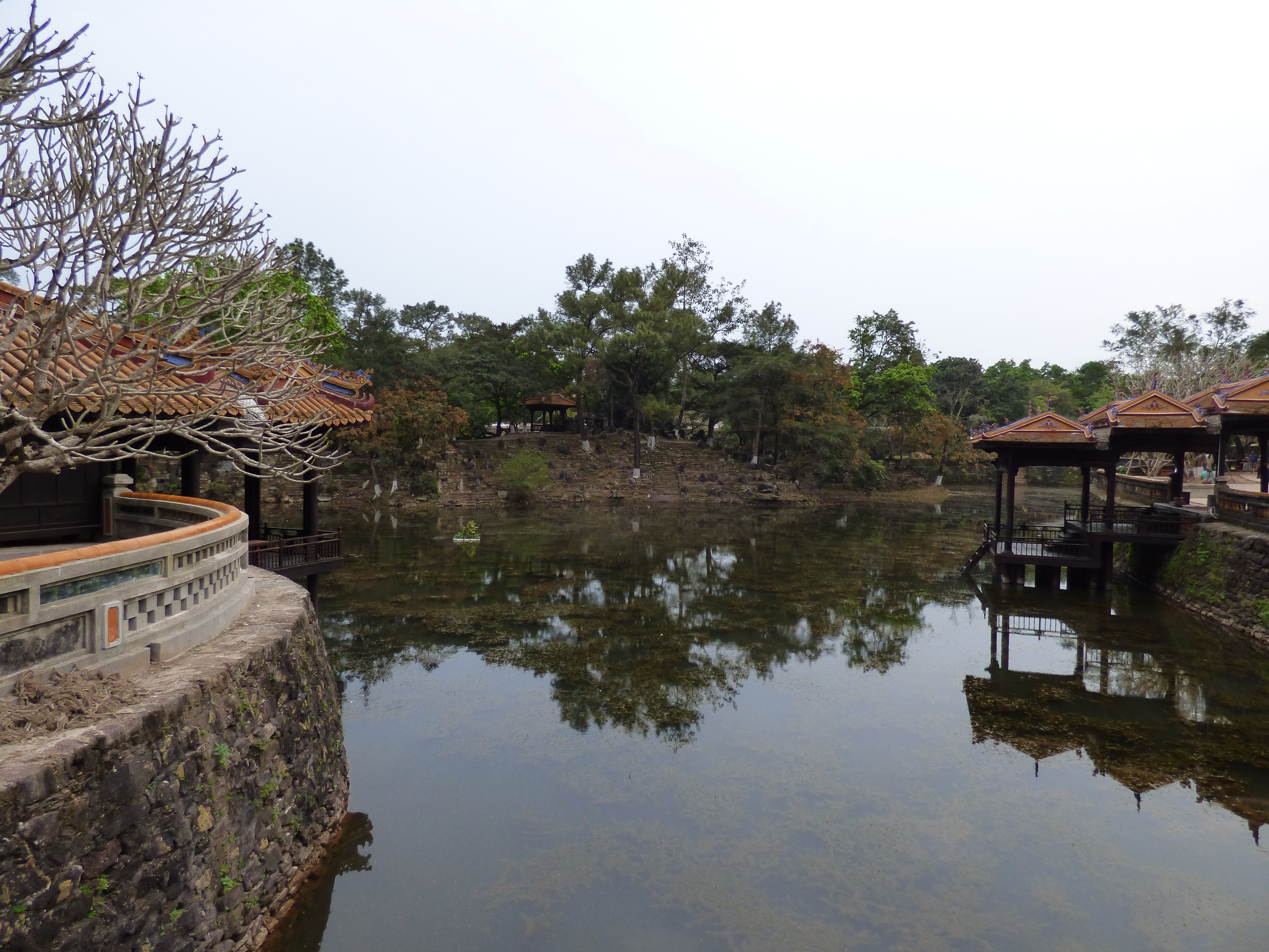A szép park közepén egy tó van, amiben most csak kacsák, de a császár életében állítólag egzotikus állatok és madarak éltek.