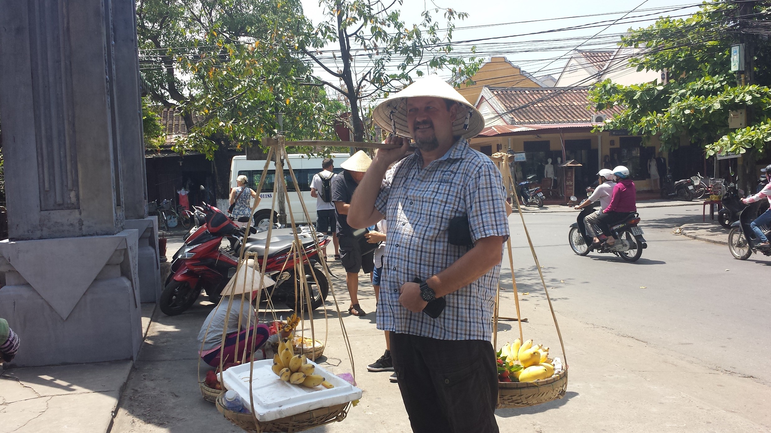 Kipróbáltuk a hagyományos vietnami szállítást! Nem is olyan könnyű!