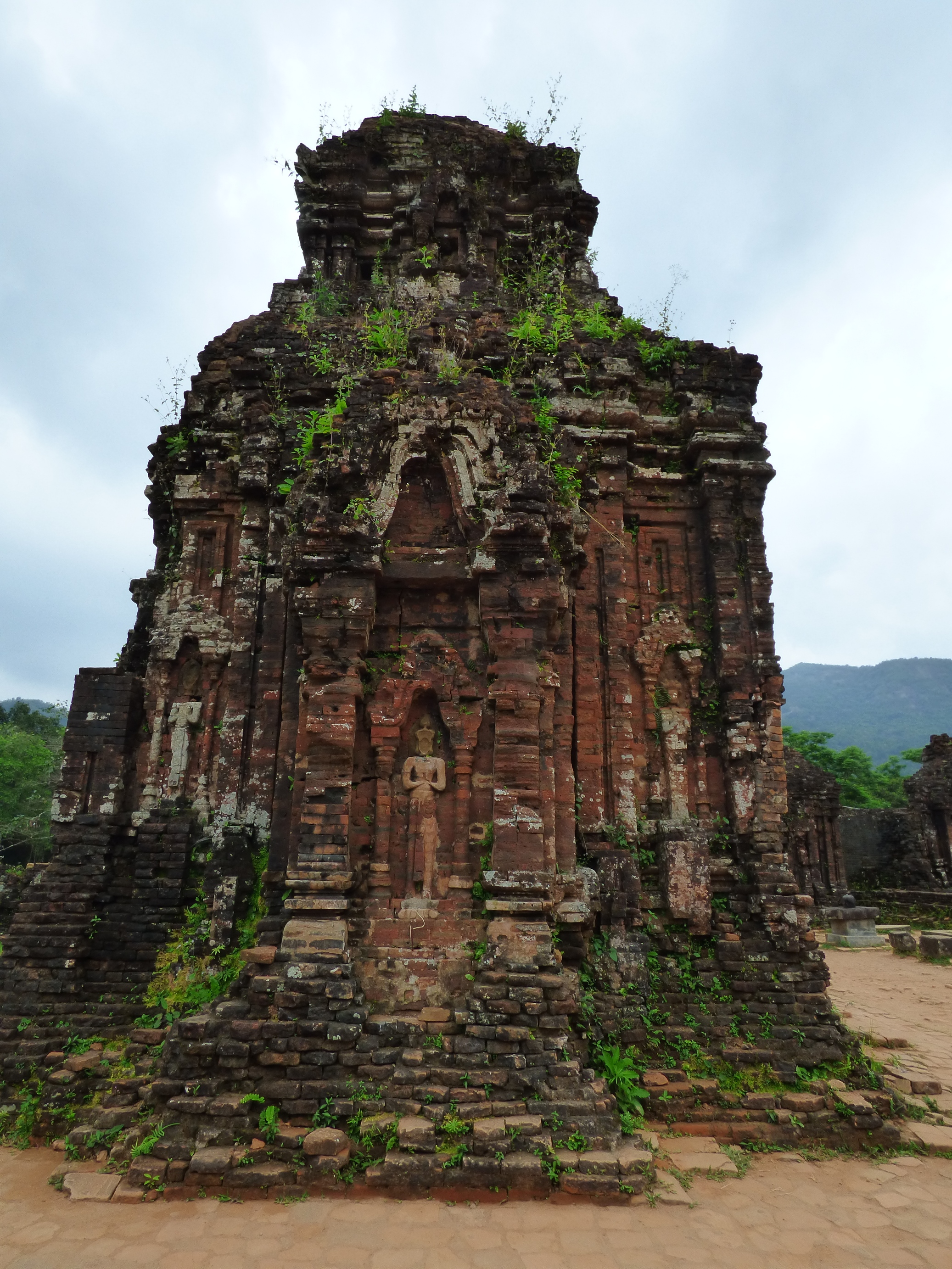 A templomokhoz valószínűleg a helyszínen égették ki a felhasznált téglákat és növényi gyantát használtak az összeillesztéshez.
