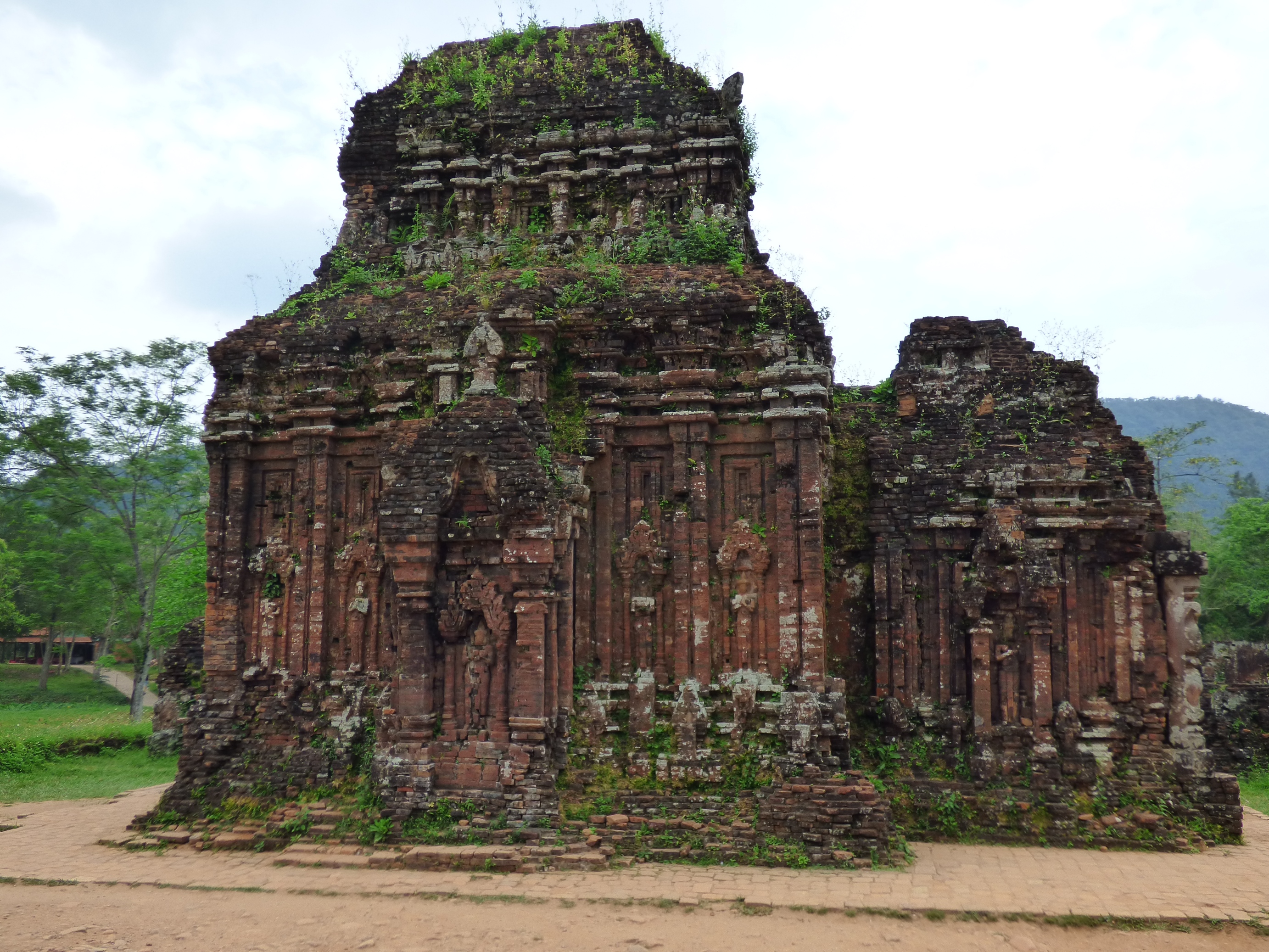 A burjánzó növényzet omlasztja az 1500 éves templomokat.