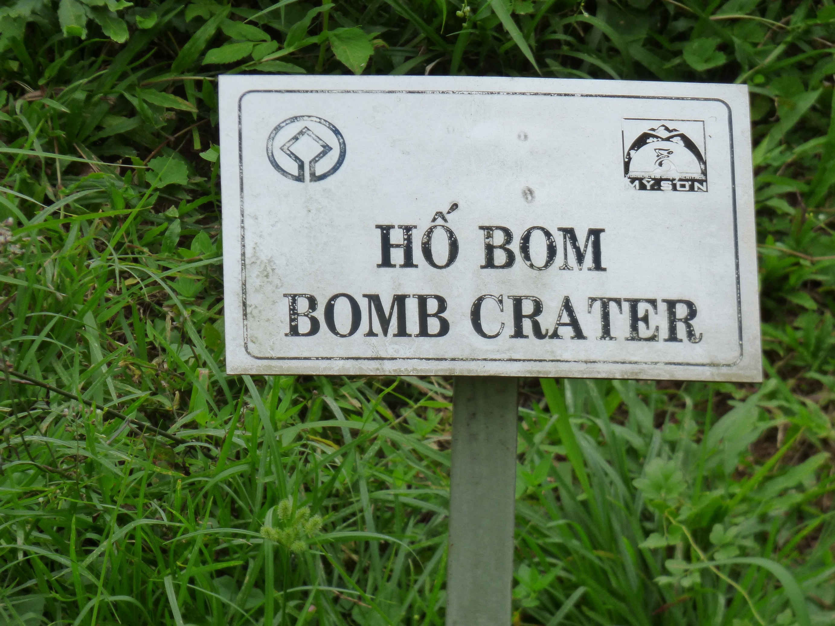A becsapódott bomba krátere emlékeztet a háború borzalmaira.