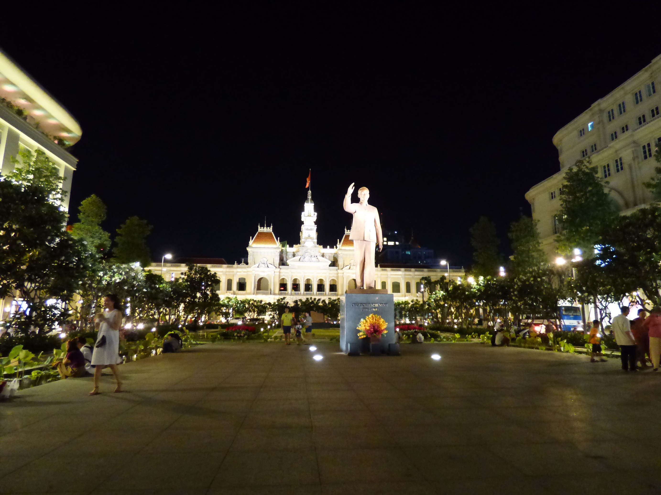 Ho Chi Minh szobra a városháza előtt.