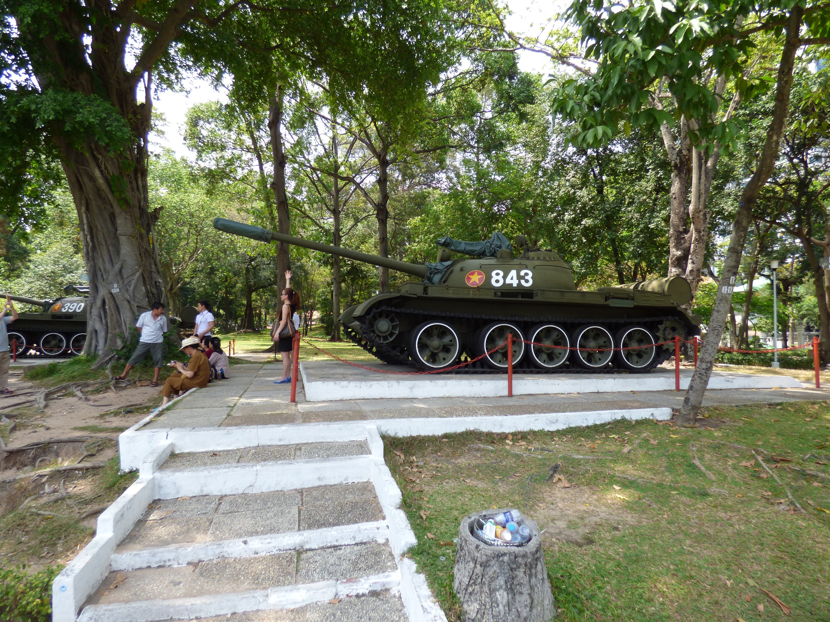 A parkban megtekinthető két harckocsi is.