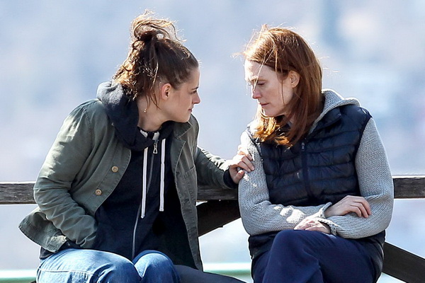 kristen-stewart-and-julianne-moore-on-the-set-of-still-alice_3.jpg