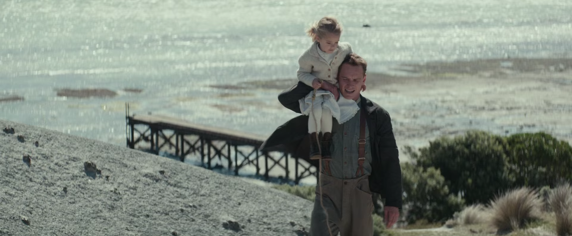 the-light-between-oceans-movie-images-alicia-vikander-michael-fassbender6.png