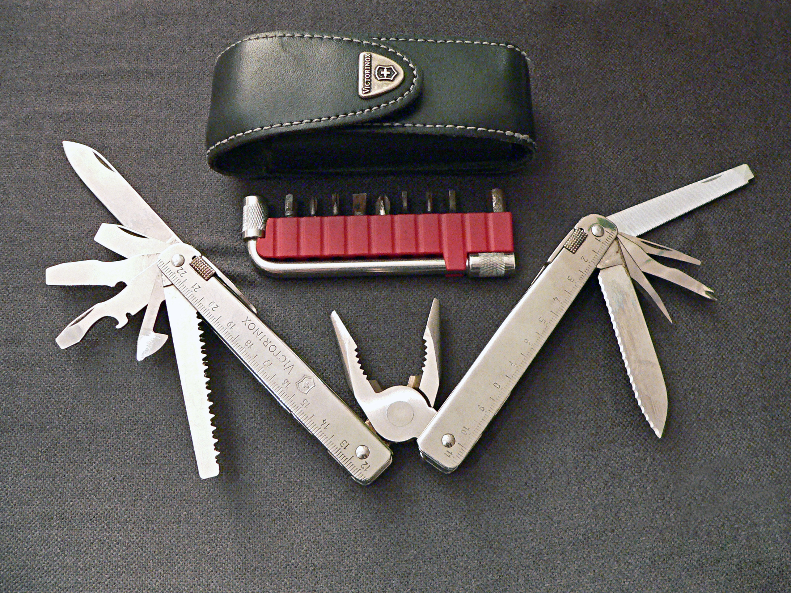 victorinox_multitool.jpg