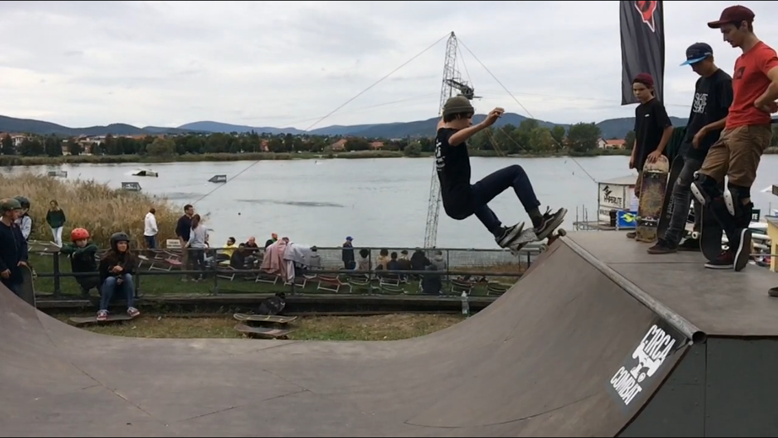 Frontside ollie Gyuritól, szépen a koping felett.