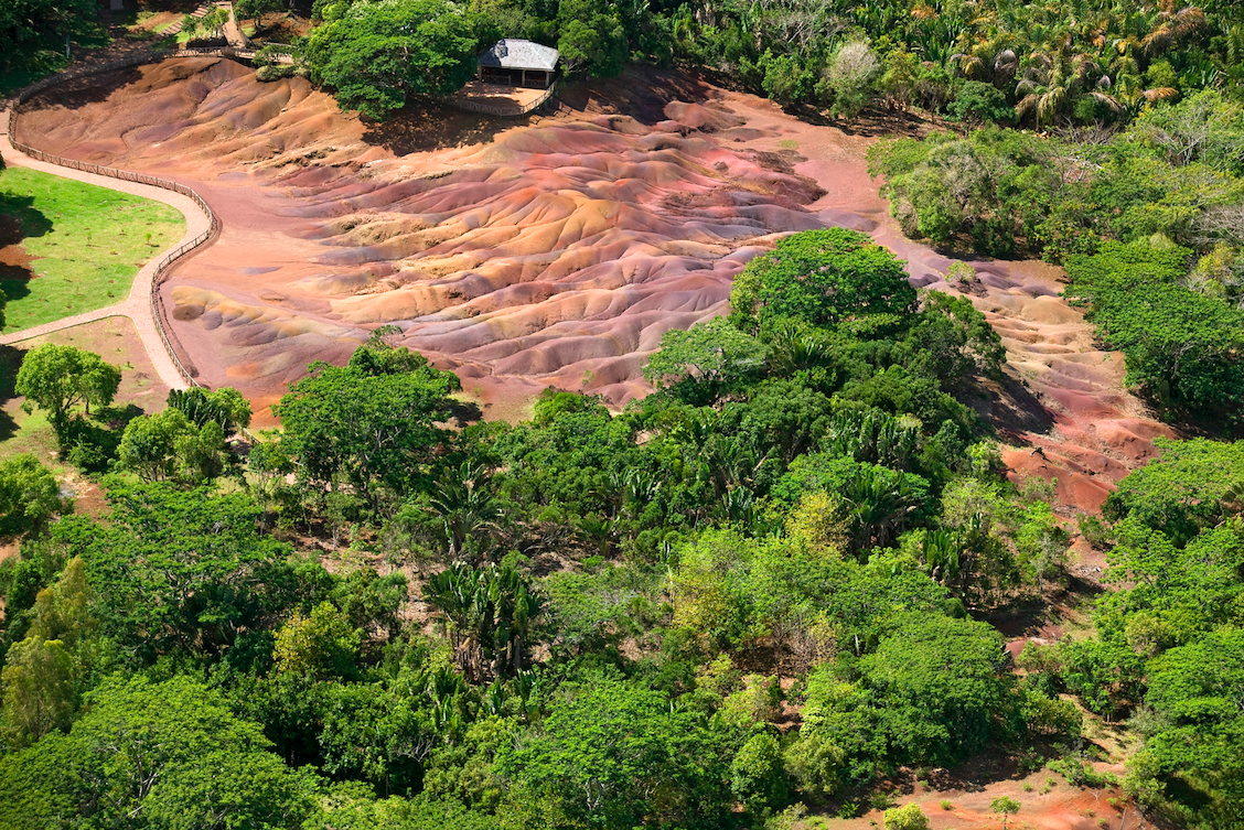 Hét színű föld -  A Chamarel-vízesés közelében található a híres Coloured Earth, vagy más néven Hét színű föld, Az érdekes talajképződmény teljesen természetes jelenség  a vulkáni működés során a felszínre kerülő fém-oxidokkal színezett, rózsaszín, vörös, barna és sárga színekben pompázó felület. Mauritiuson több helyen is látható, ám igazán látványos csak a Chamarel közelében található, ahova belépődíjat is szednek