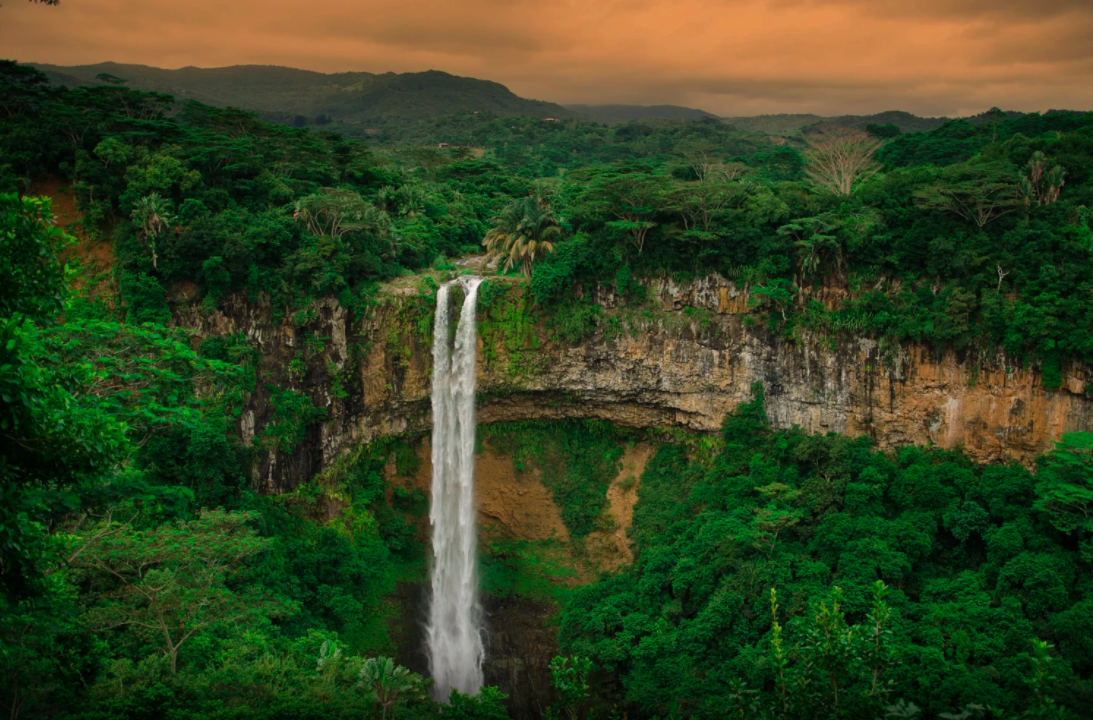 A trópusi időjárásnak köszönhetően igen gazdag vízrajza van Mauritiusnak, ami méretéhez képest nagy folyókat és a turisták legnagyobb örömére számos vízesést eredményez. Ezen vízesések közül az egyik legnagyobb és legszebb a Chamarel-vízesés, ahol a vízeséssel szemközt található kilátókból tekinthető meg a lezúduló víztömeg. A vízesés olyannyira hatalmas, hogy nehéz egyben lefényképezni, ám a kilátók egyikéből megtekinthető teljes terjedelmében.