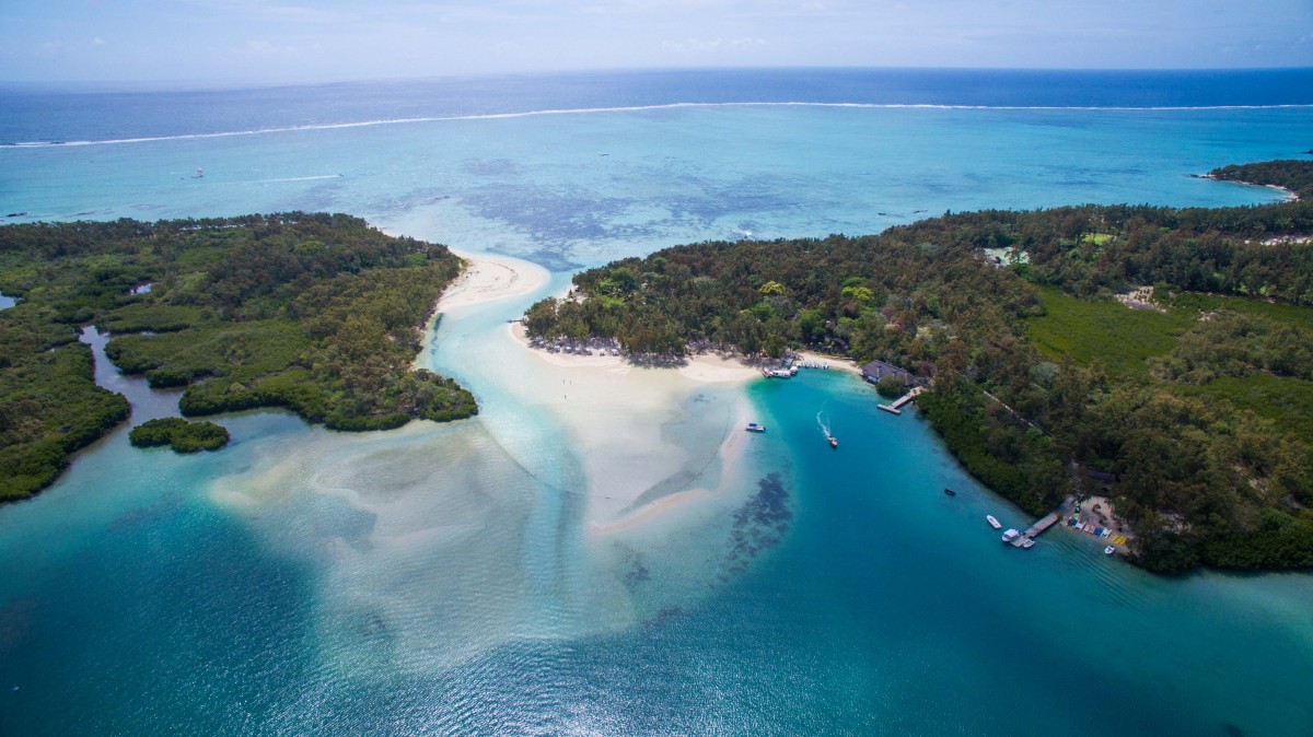 Ile aux Cerfs, Szarvasok szigete. Mauritius keleti partjaihoz rendkívűl közel fekvő alig több, mint 1 km hosszú szigetecske a jávai szarvasokról kapta nevét, melyet a hódítók hoztak magukkal a szigetre és idővel elszaporodtak.