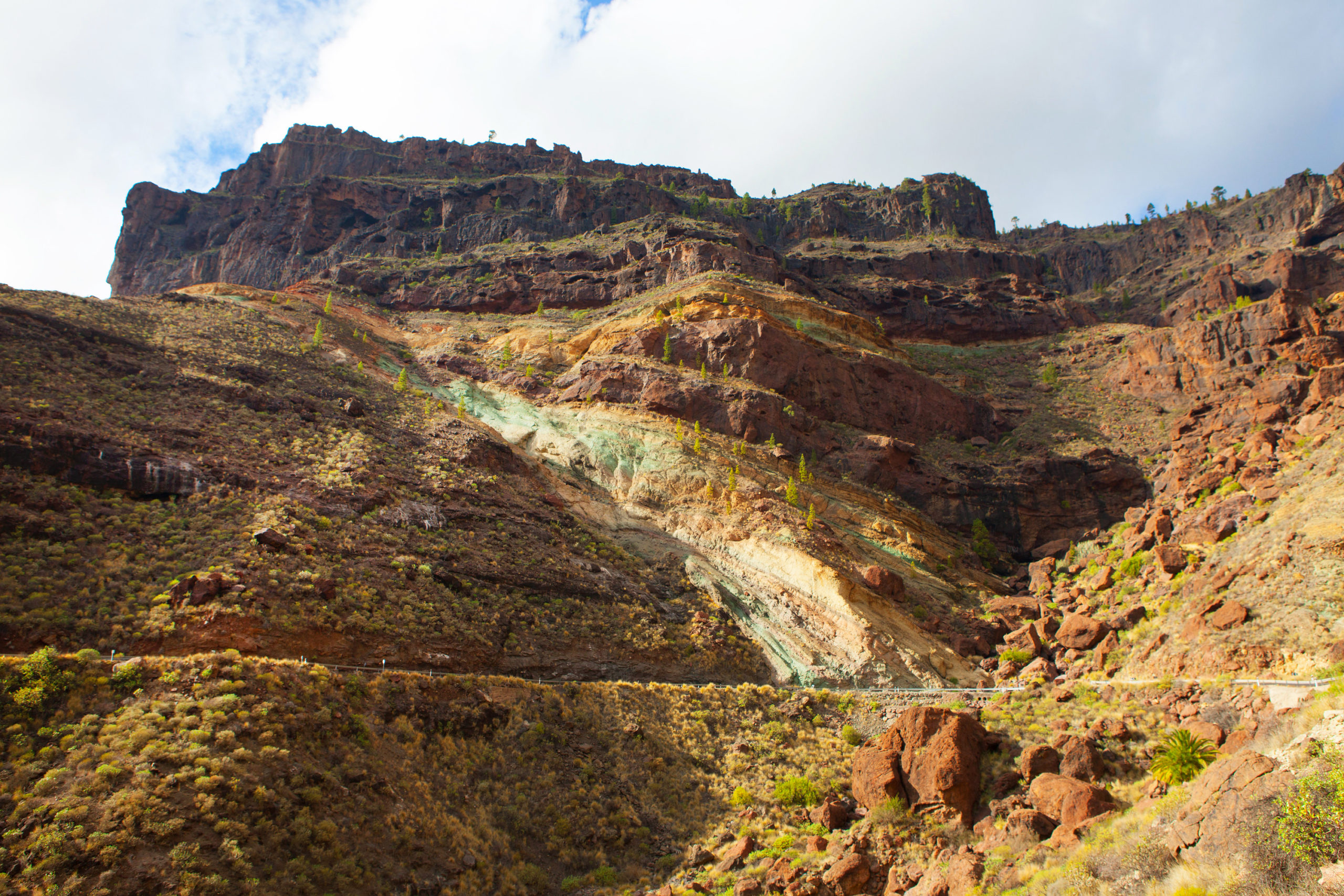 latogatas-szines-hegyekbe-fuente-de-los-azulejos-kulonleges-sziklai-gran-canaria-turak-1-scaled.jpg