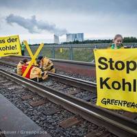 A Vattenfall sötét titkai - Greenpeace aktivisták a szénvonatok előtt