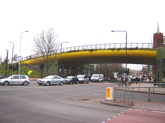 mile_end_green_bridge_1.jpg