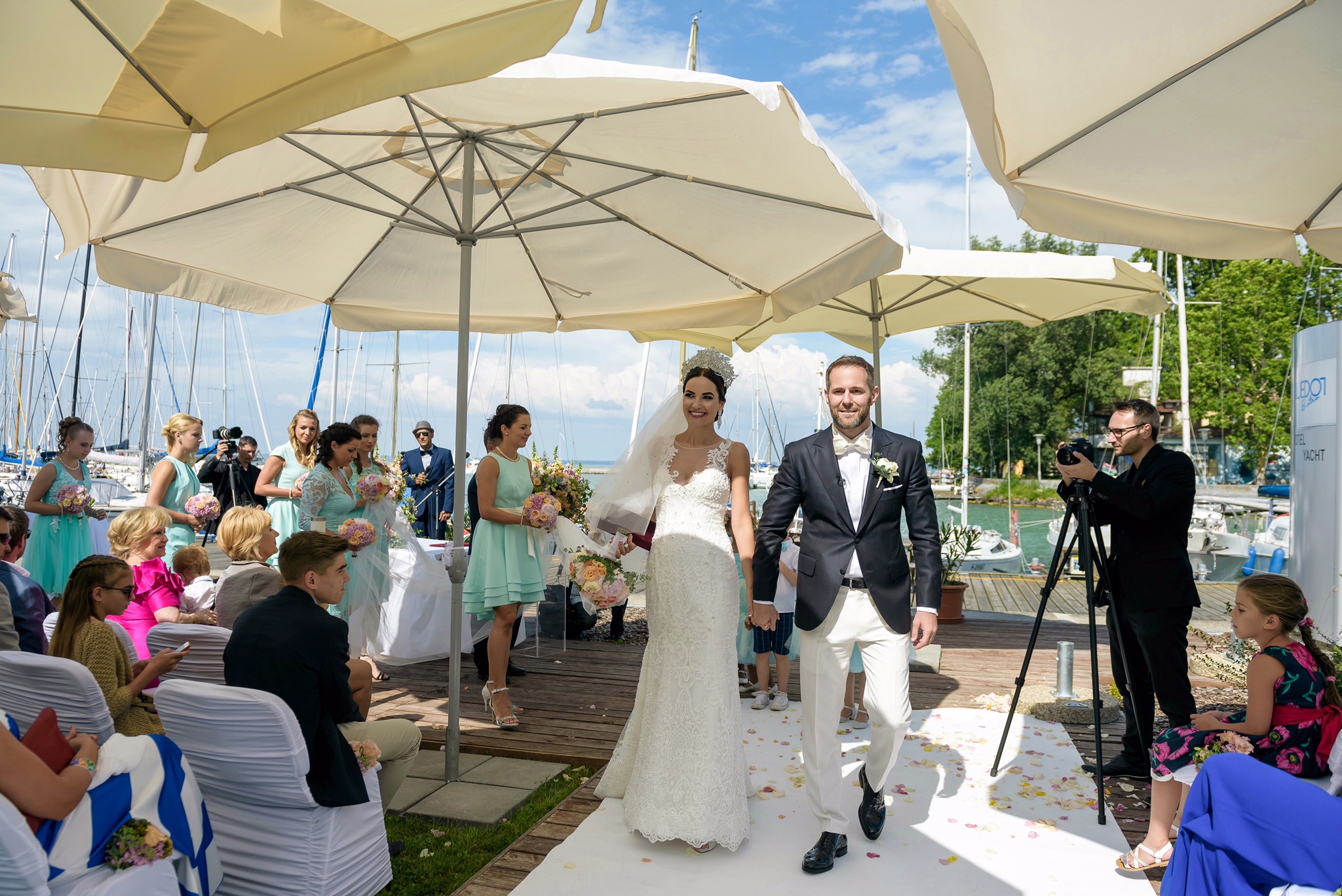 © Proksa Szandra / VAMOS Wedding Photography / Balatoni Esküvő by Ottilia