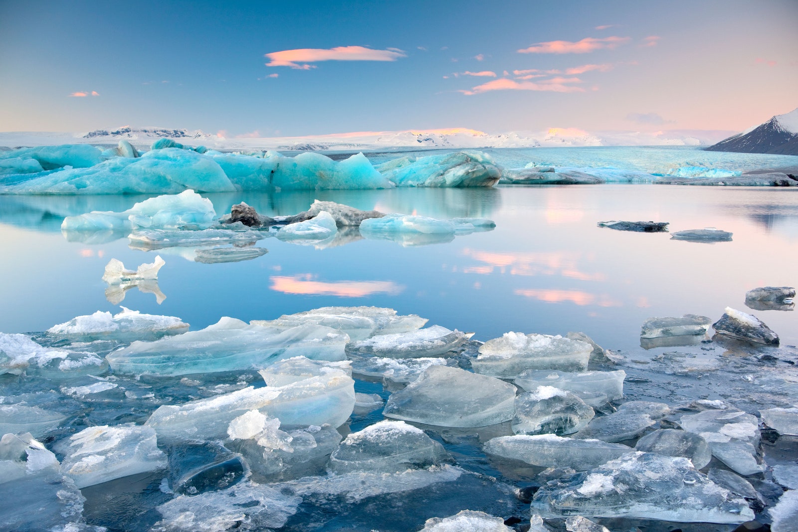 jakulsarlon-winter-wonderlands-gettyimages-154949386.jpg