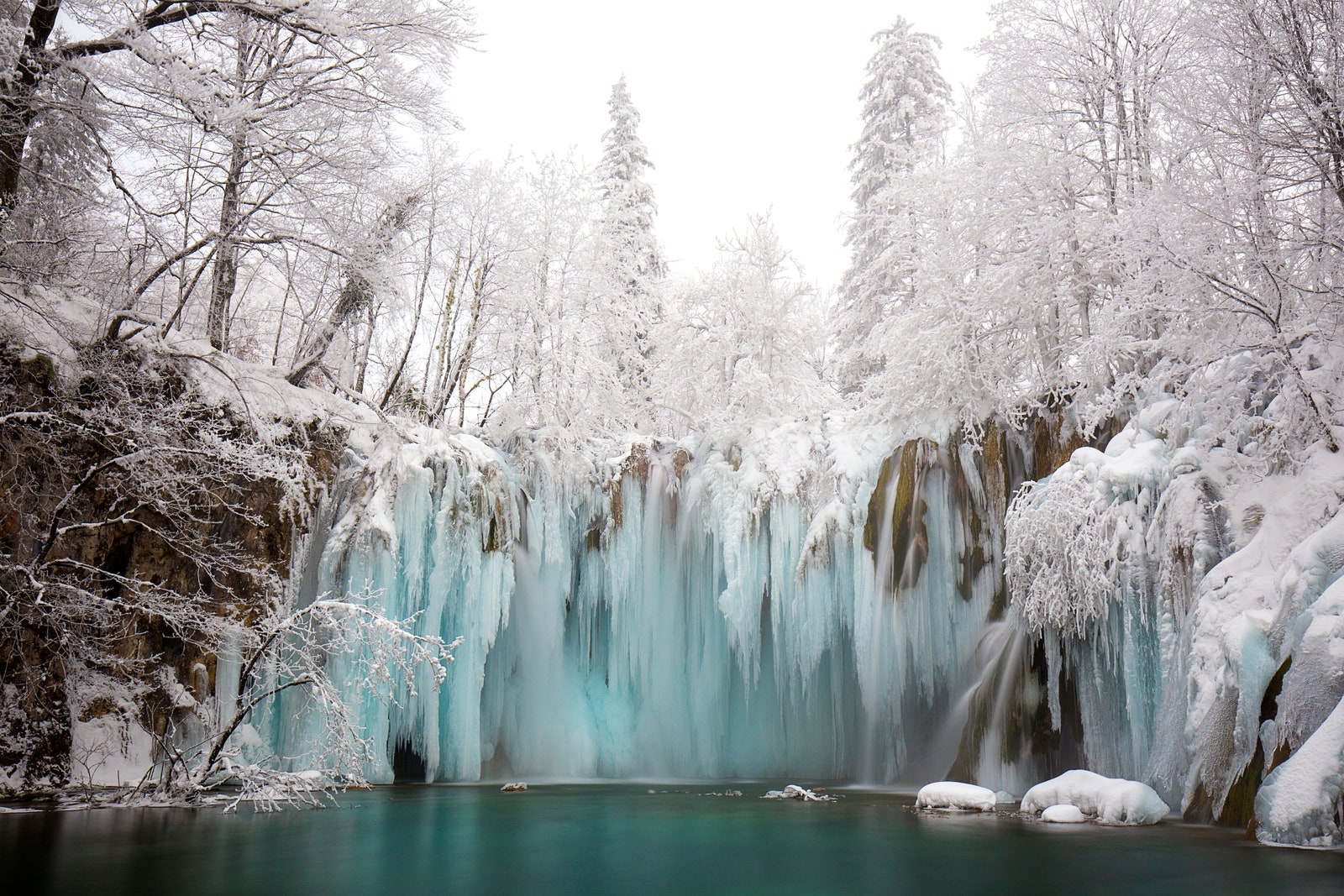 plitvice-winter-wonderlands-gettyimages-641461292.jpg