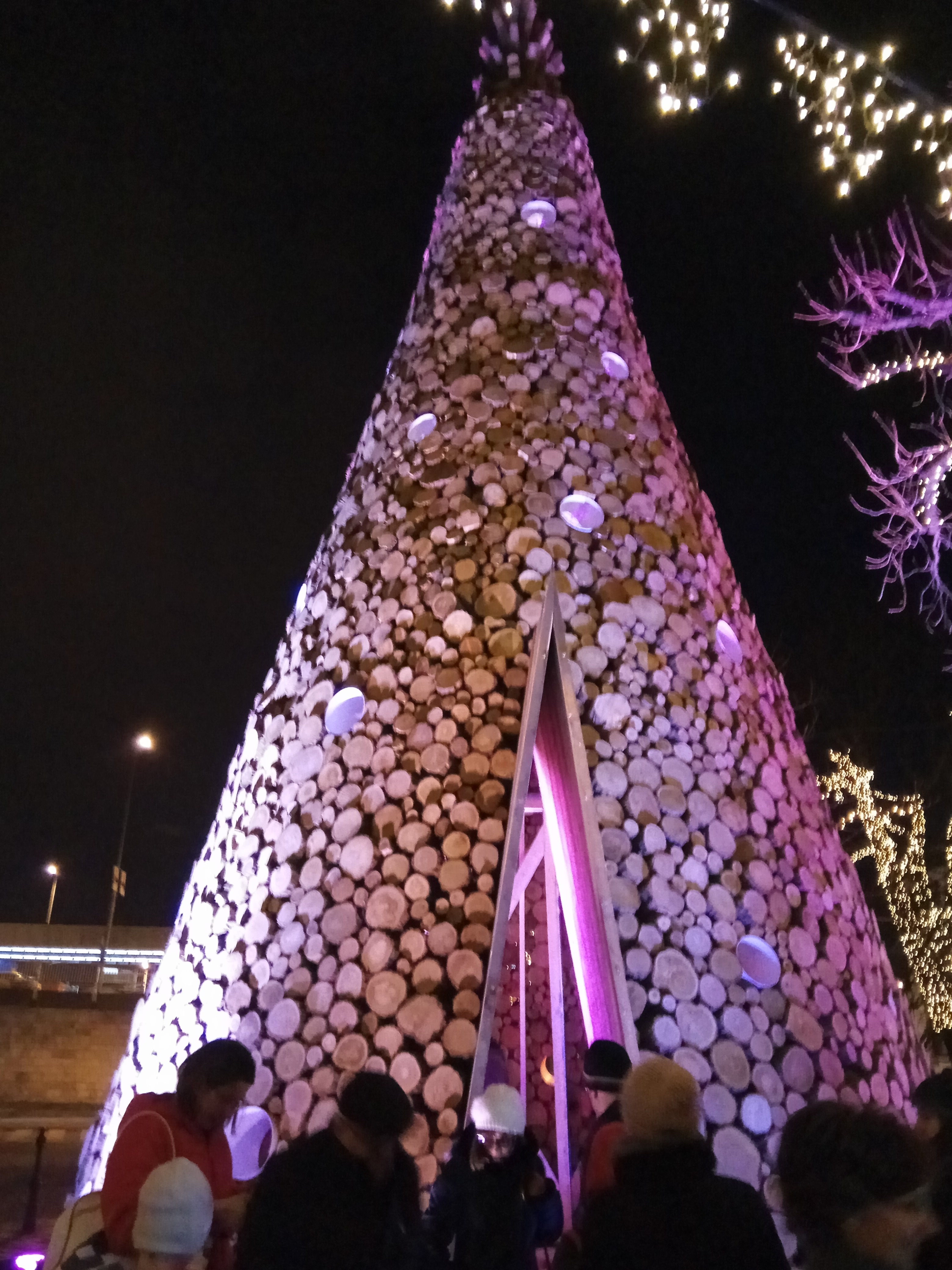 Tűzifából készült karácsonyfa, az ünnep végén rászorulóknak ajándékozzák, a szándék dicséretes, sok ezerre lenne szükség.