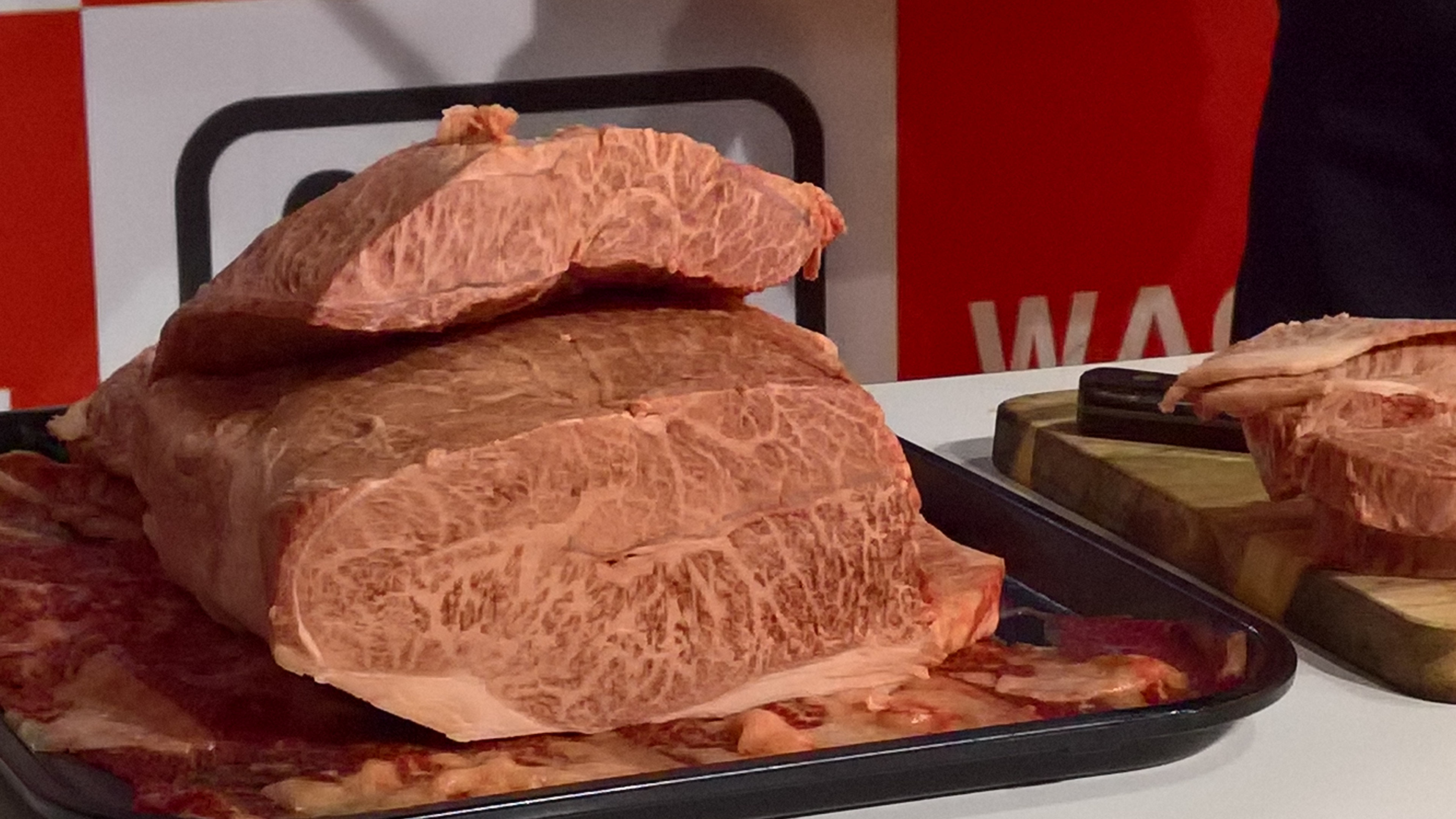 A húsok zsírtartalma 50 % körül van. Meg is látszik