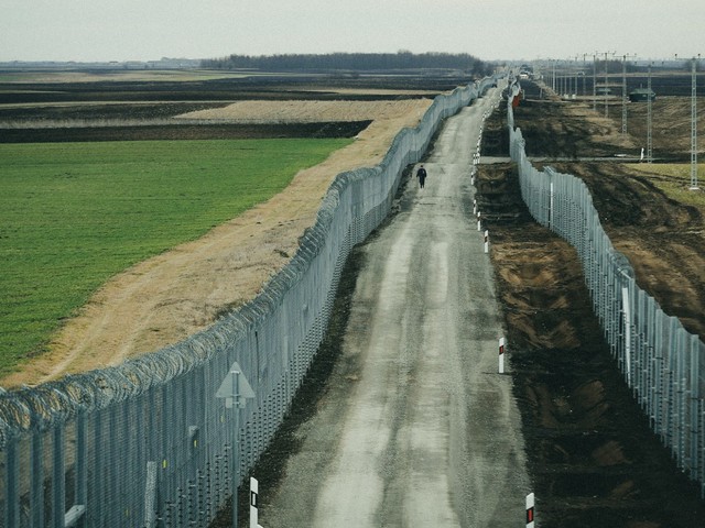 KÉPEK A VÉGEKRŐL: HATÁRMENTI TÖRTÉNETEK - MAGYARORSZÁG KERÍTÉSE