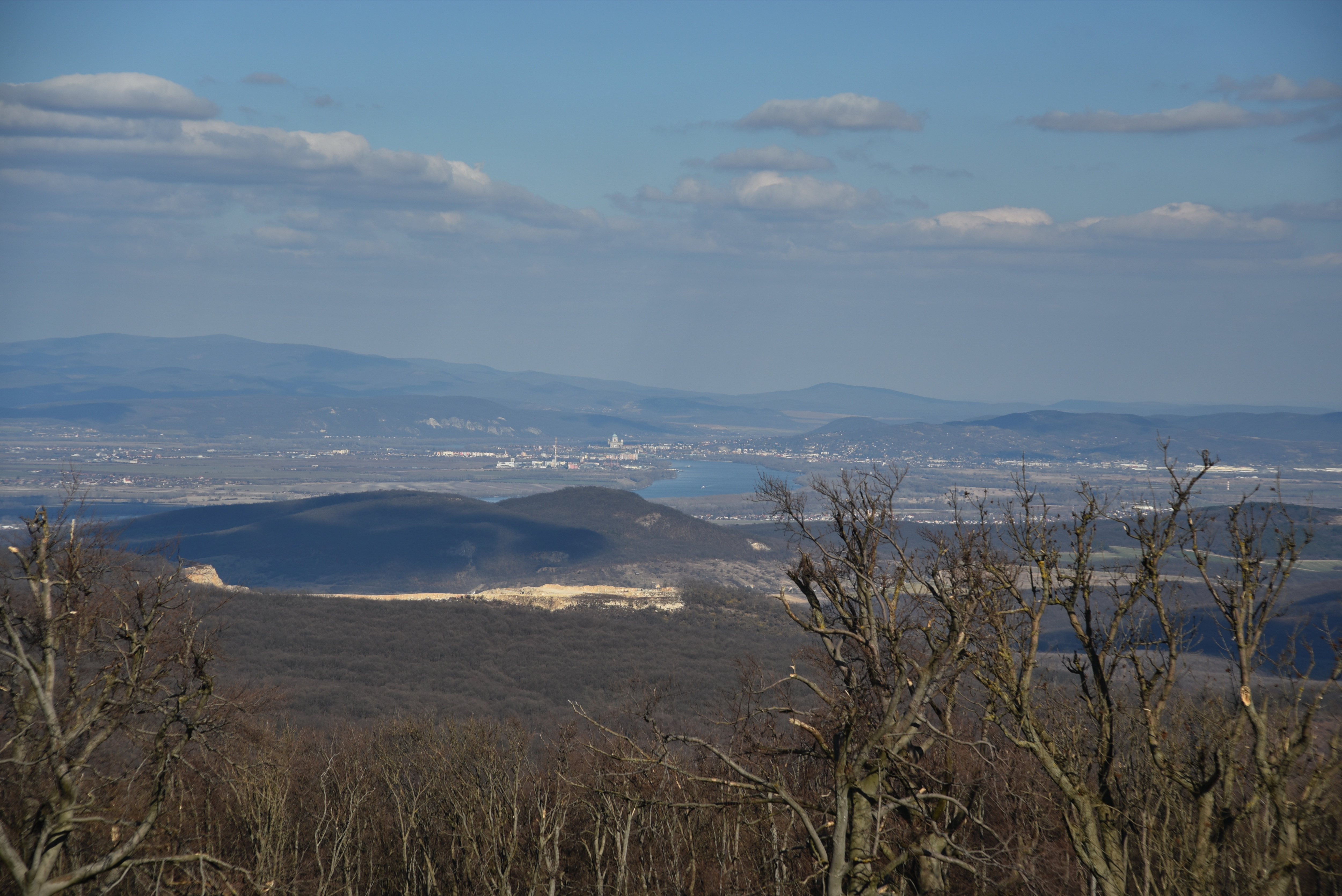 Esztergom a távolban