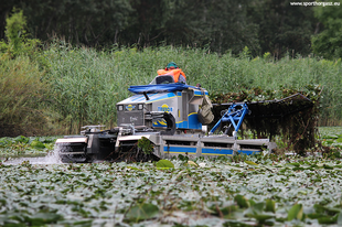 HAJÓVAL KASZÁLNAK A TISZA-TAVON