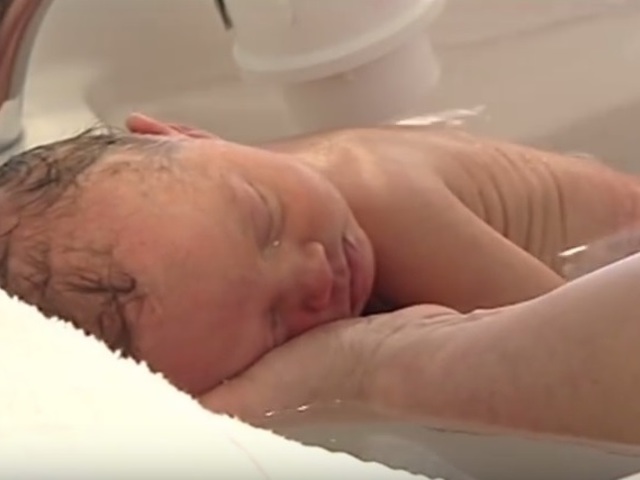 Kisbaba fürdetés francia módra - Sonia Rochel újszülött gondozó által