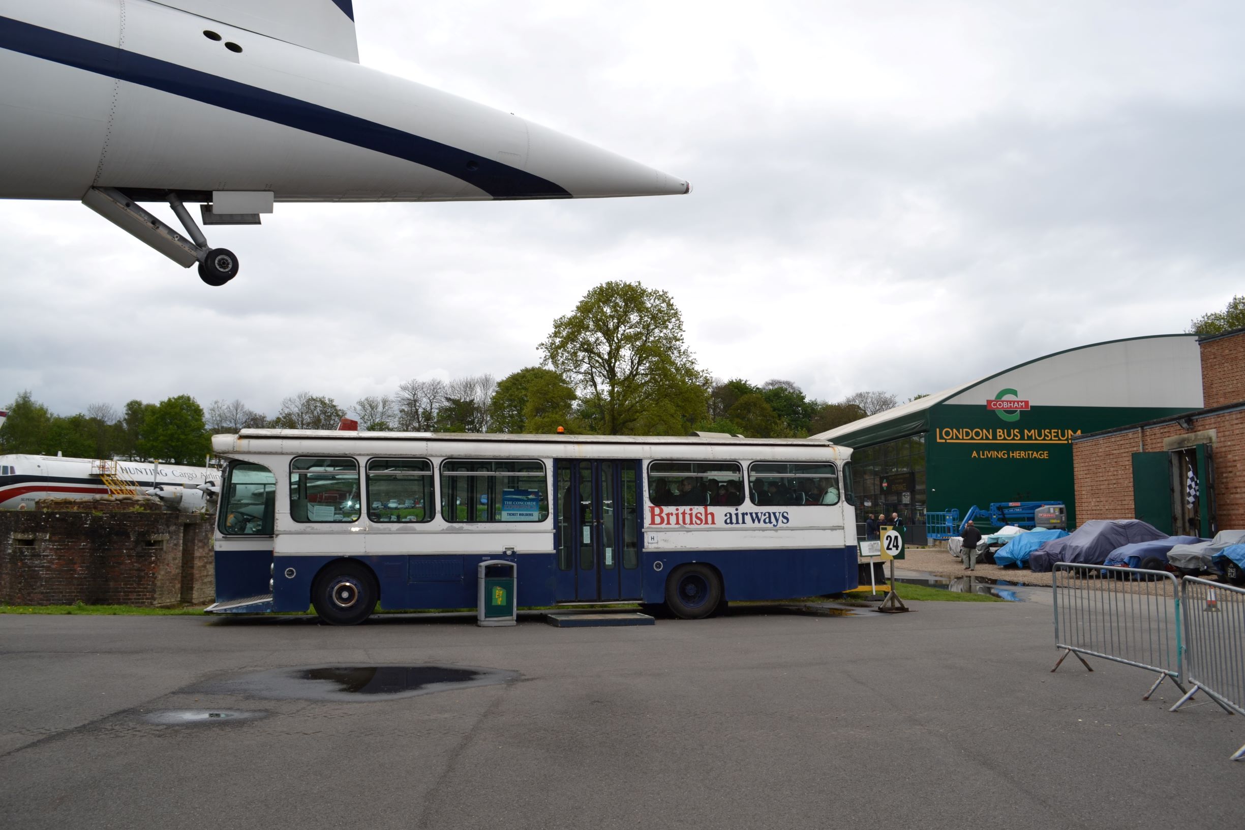 Háttérben a buszmúzeum, balról a Concorde feneke lóg be, középen meg egy reptéri British Airways busz