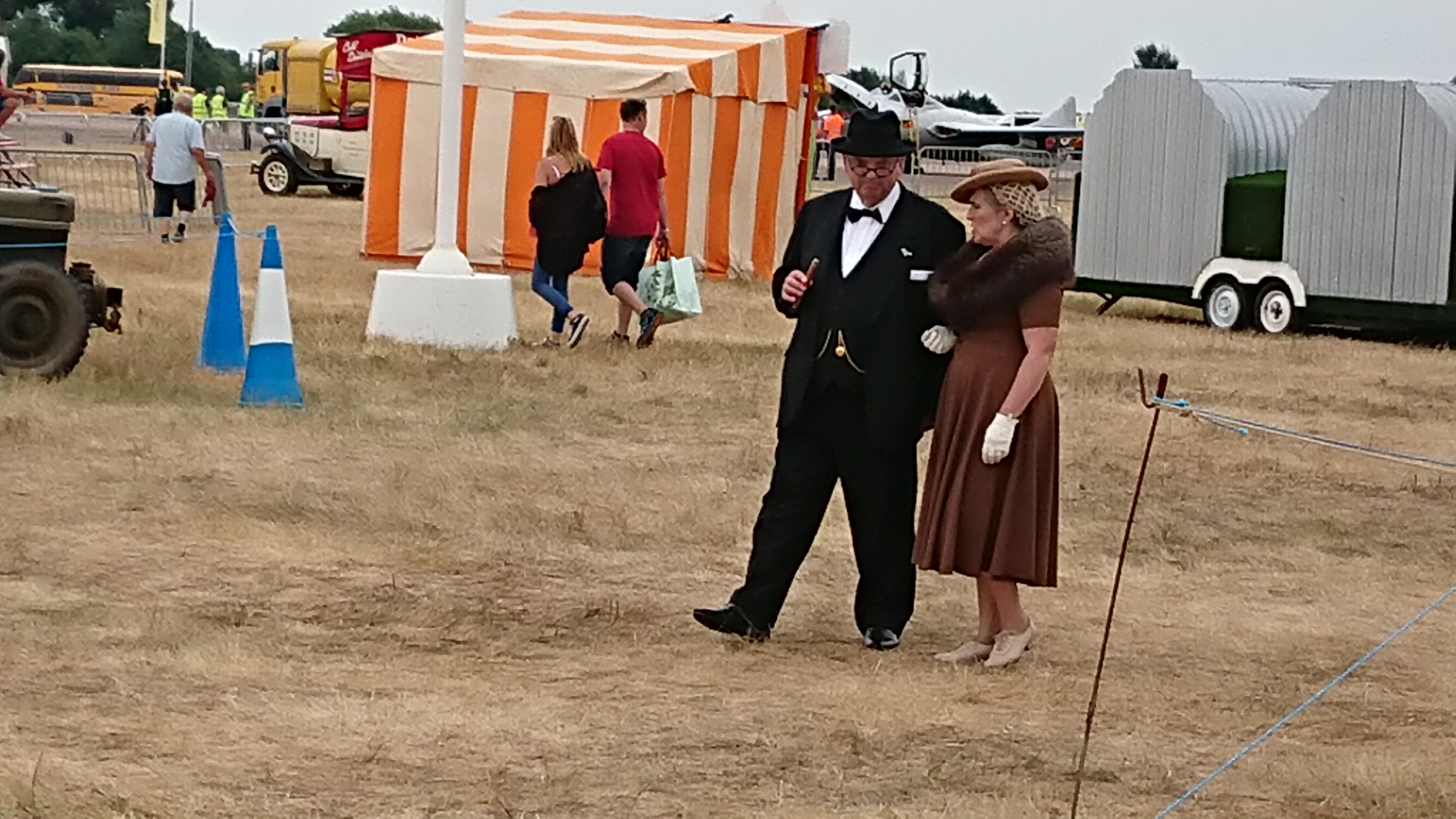 Churchill és felesége jelenlétével emelte a nap fényét