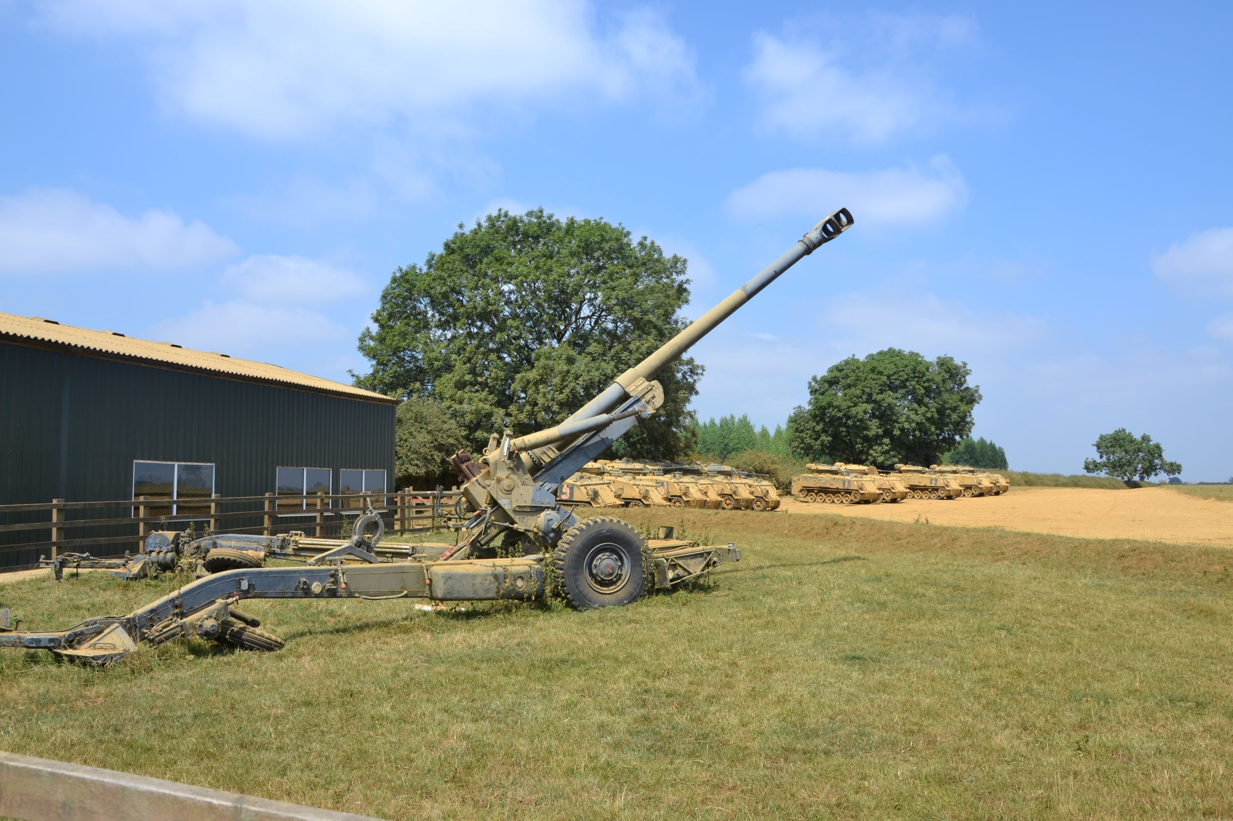 Csatára váró FV432-esek, előtérben egy FH70 Howitzer ágyú