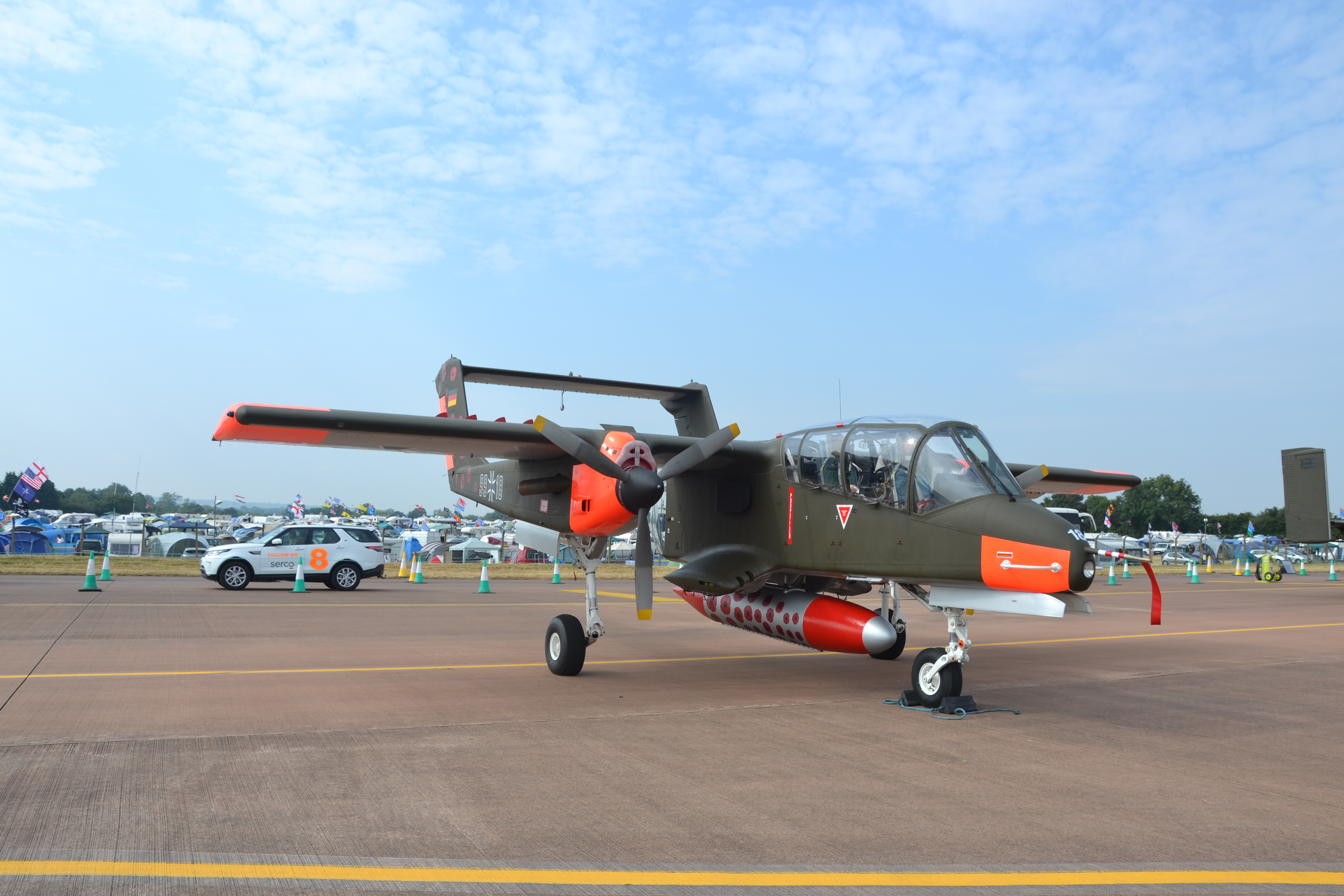 ex-Luftwaffe Rockwell Bronco Belgiumból, amit egy civil társaság 6 éve vett meg egy német múzeumból és azóta is bemutatóznak vele. Háttérben az ideiglenes kemping