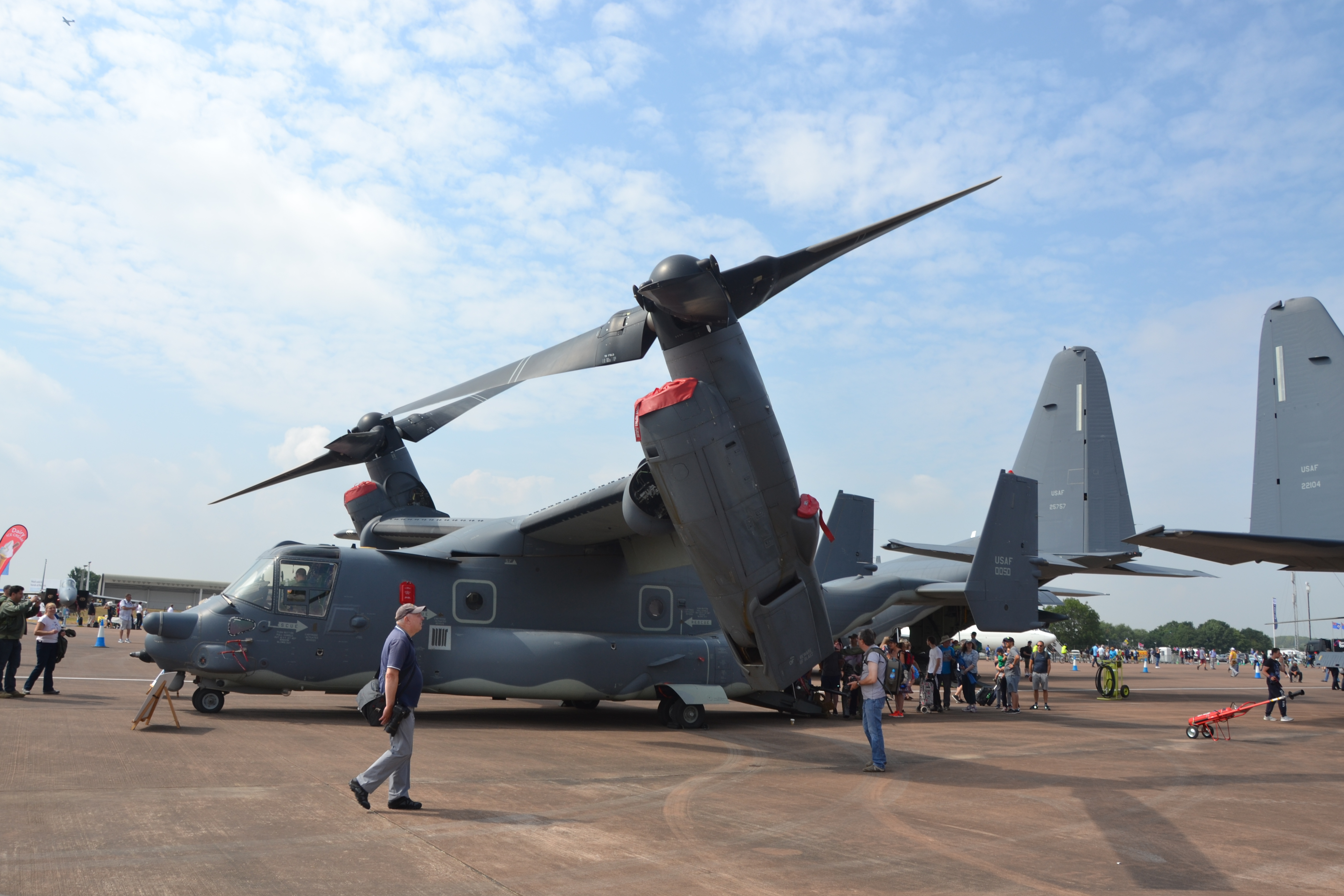 az USA által felvonultatott számtalan légi jármű egyike, egy CV-22B Osprey