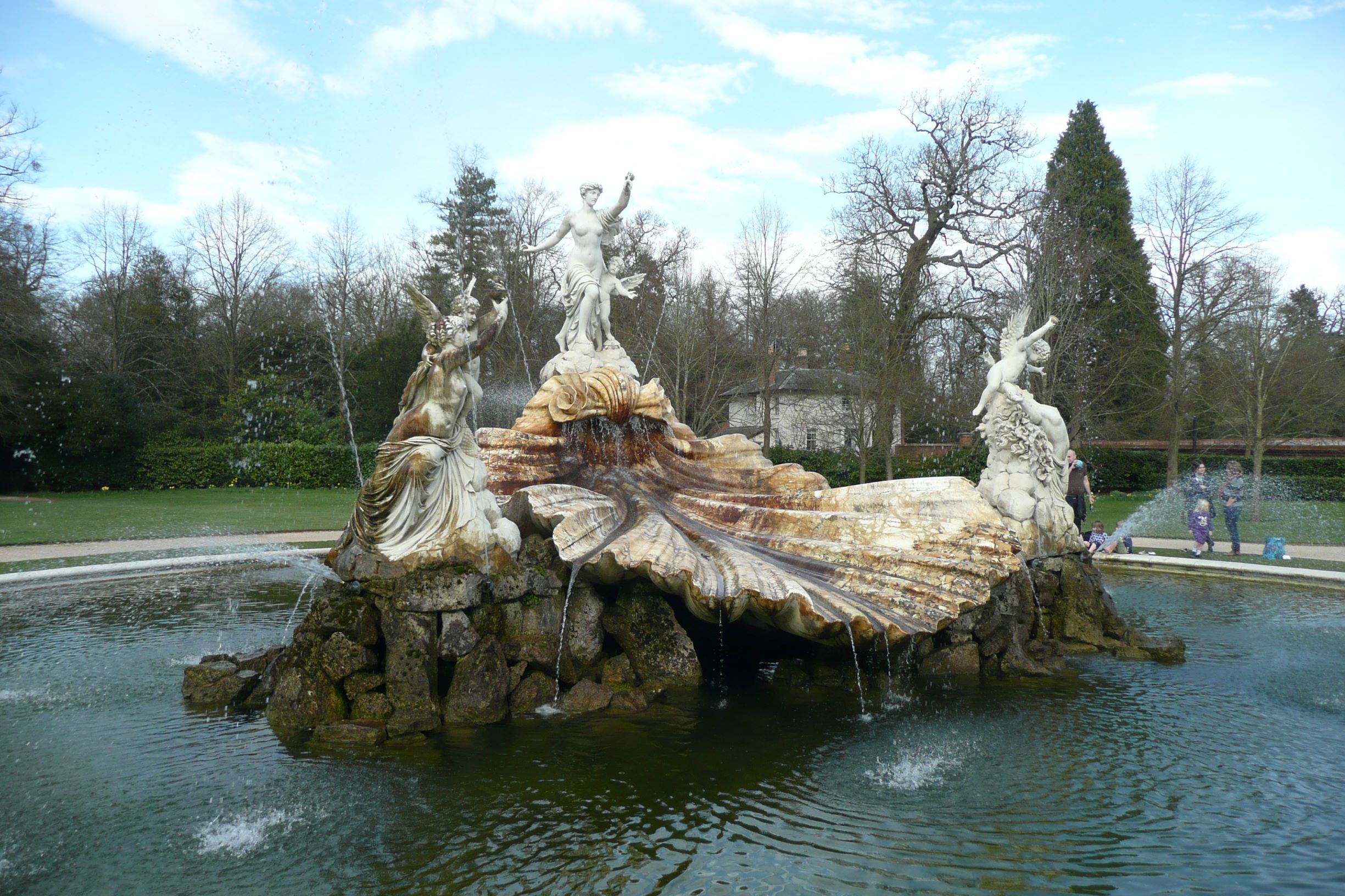 A parkolótól félúton található ez a monumentális szökőkút