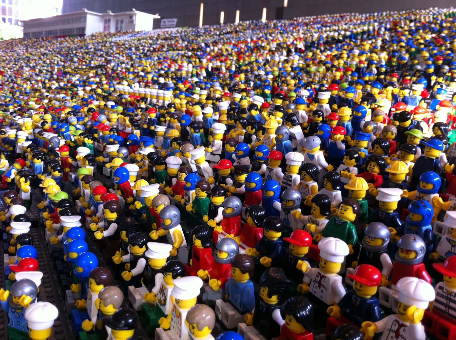 lego-crowd_1.jpg